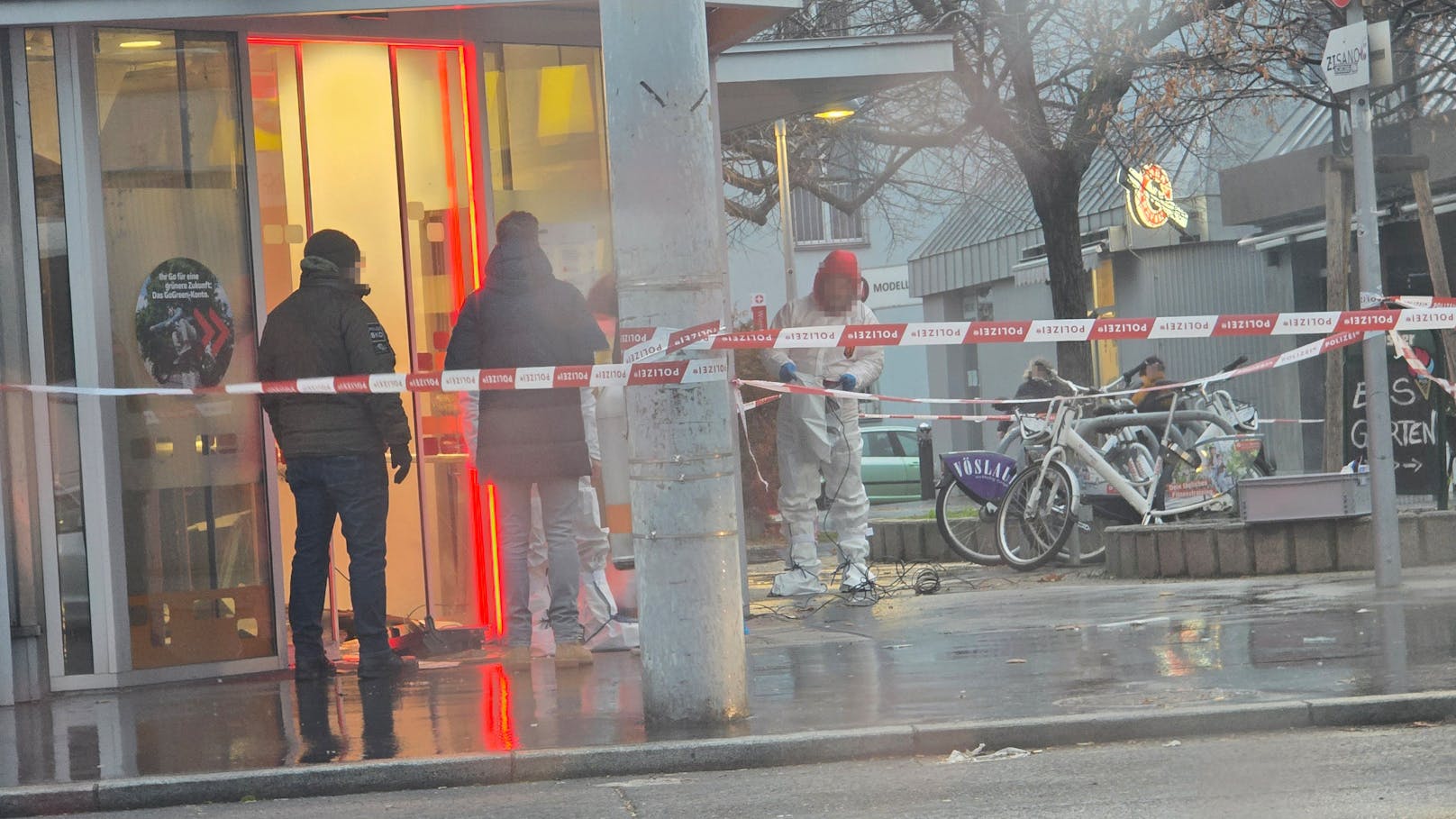 In Floridsdorf wurde am Freitag eine Bank überfallen. Die Wiener Polizei sicherte das Gebäude.