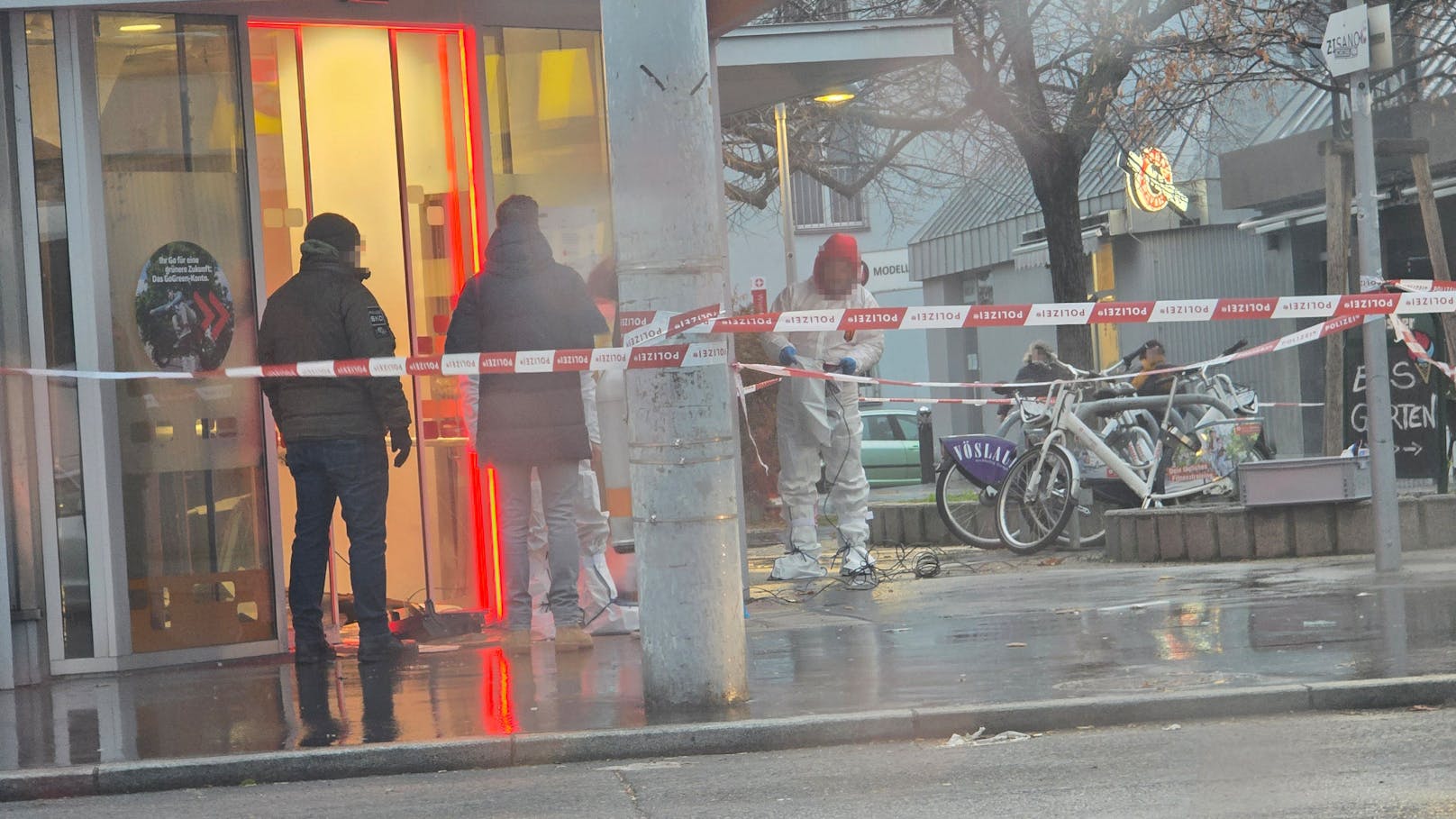 Der Trillerpark-Coup soll im Zusammenhang mit einem Banküberfall im selben Bezirk stehen. Dieser fand nur Stunden nach der Explosion in der SHopping-Mall statt.