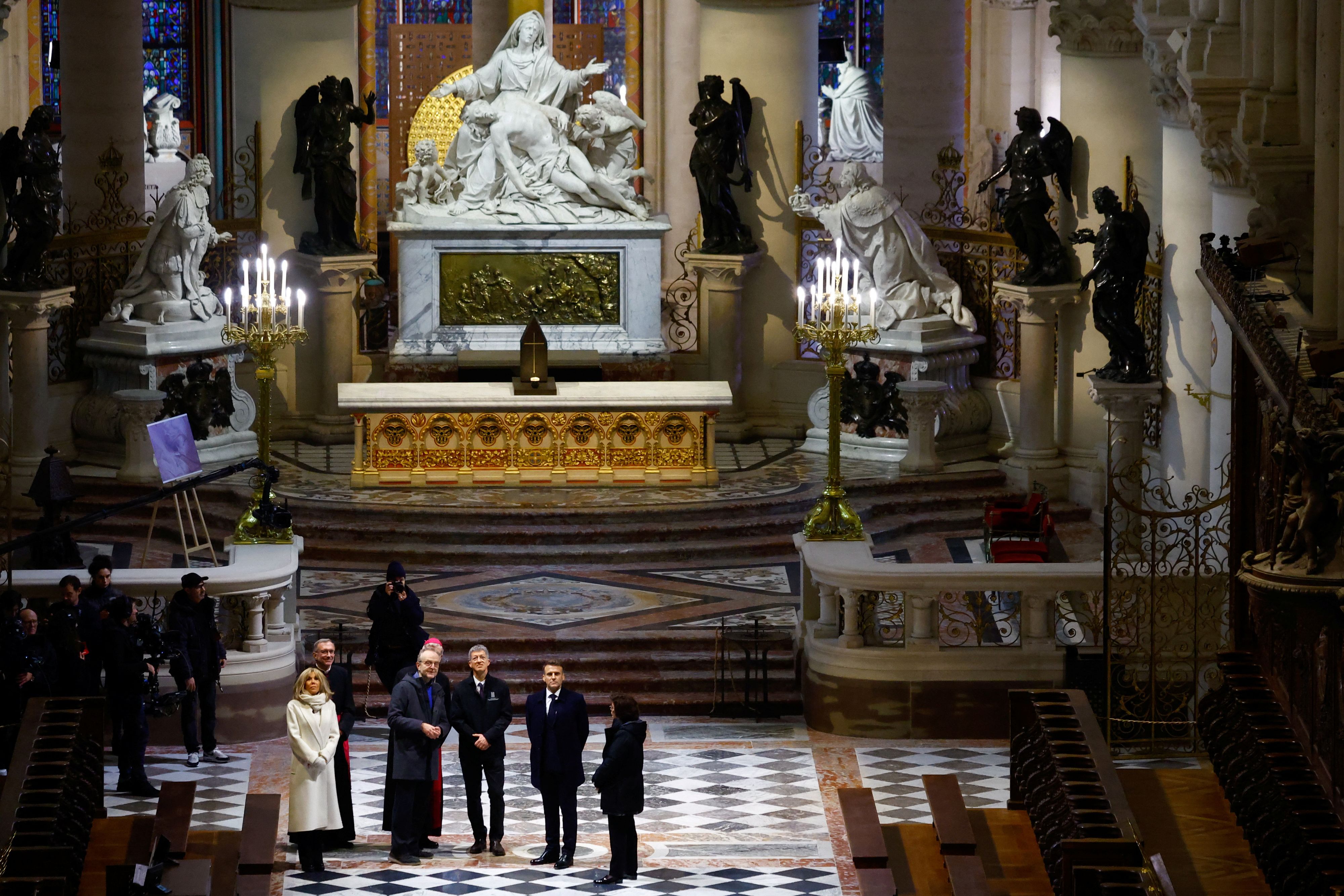 Die hochkarätige Besuchergruppe vor dem neuen Altar der Kathedrale