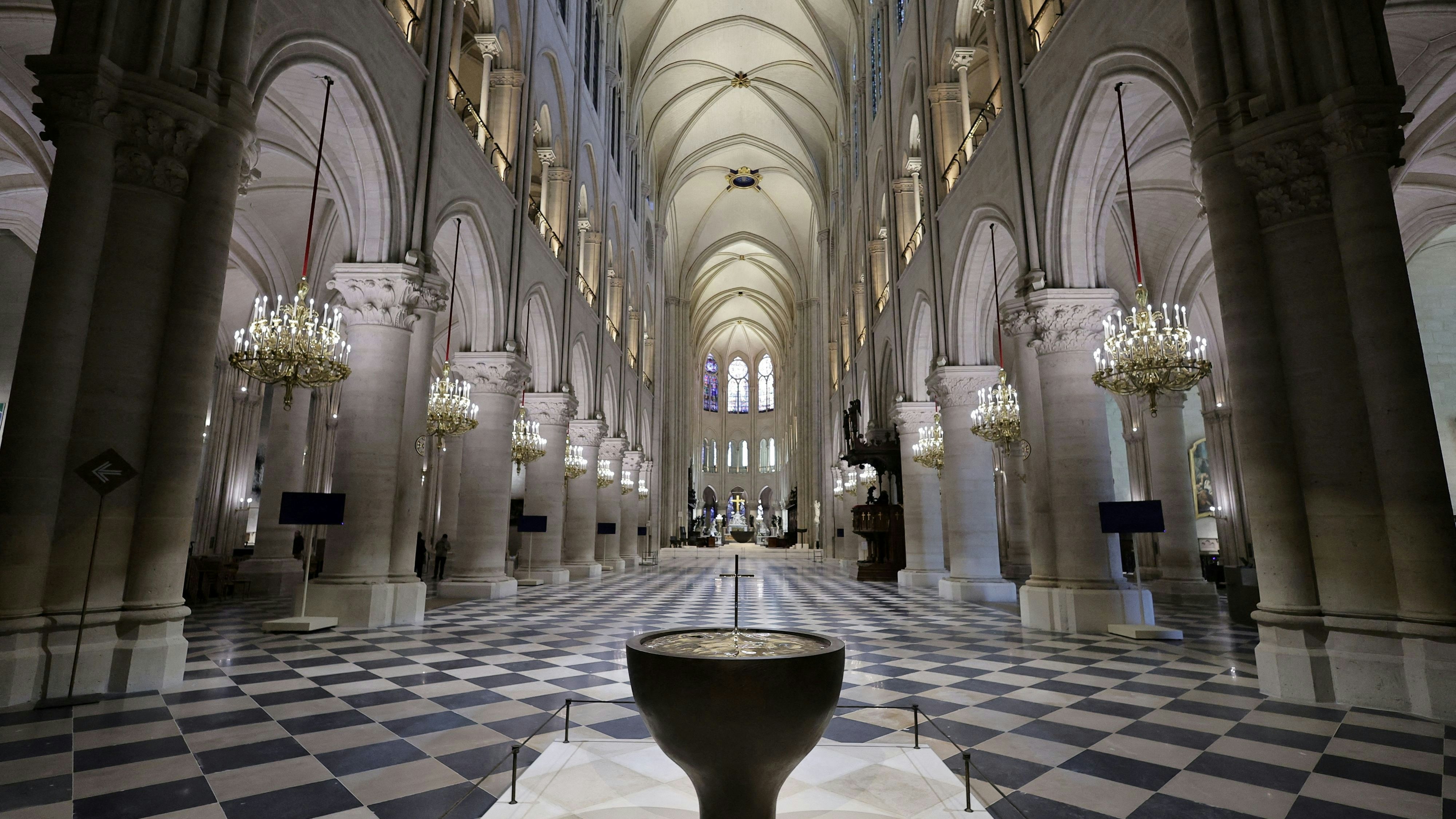 Das neue Taufbecken nimmt einen zentralen Platz in der Kathedrale ein