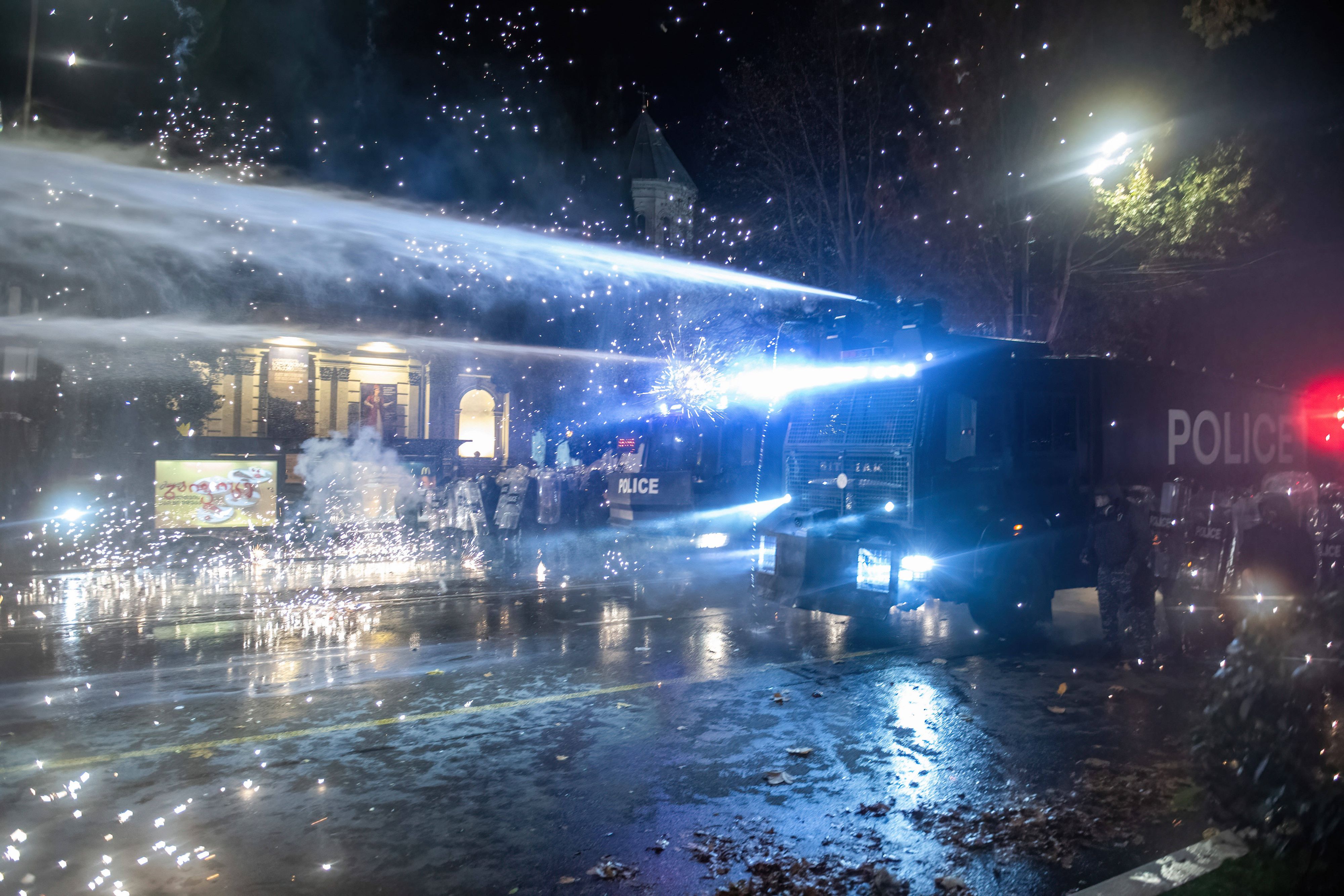 Die Sicherheitskräfte gehen in Tiflis mit Wasserwerfern und Pfefferspray gegen die proeuropäischen Demonstranten vor. (28. November 2024)