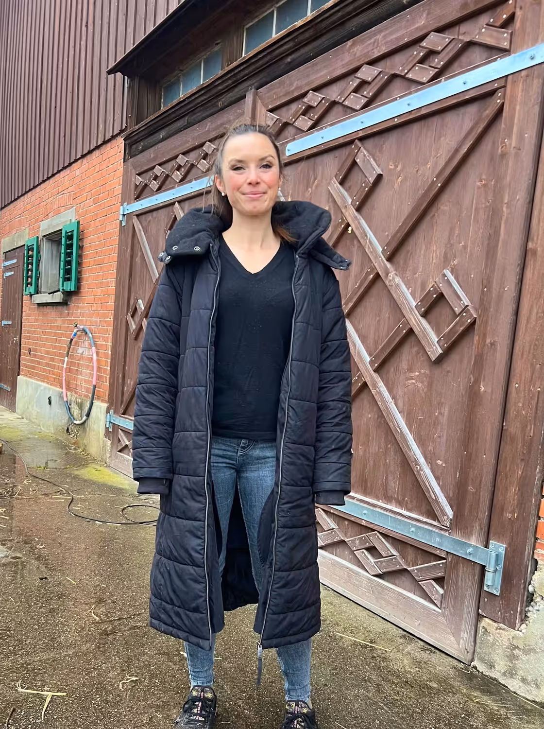 Anna Herfter vor ihrer Scheune in der Nähe von Winterthur, in der die vier Soldaten übernachteten.