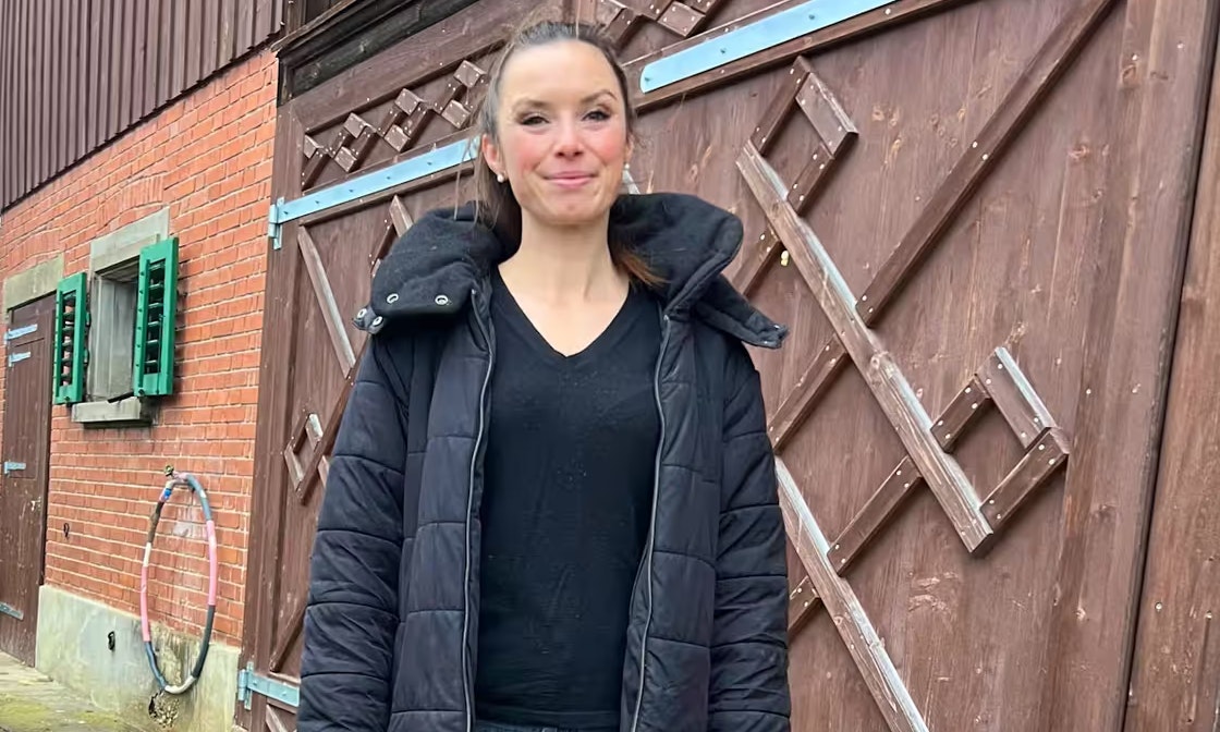 Anna Herfter vor ihrer Scheune in der Nähe von Winterthur, in der die vier Soldaten übernachteten.