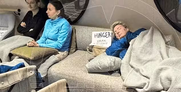 Einige Passagiere sind mit der Rückerstattungspolitik der Reederei nicht einverstanden und traten in den Hungerstreik.