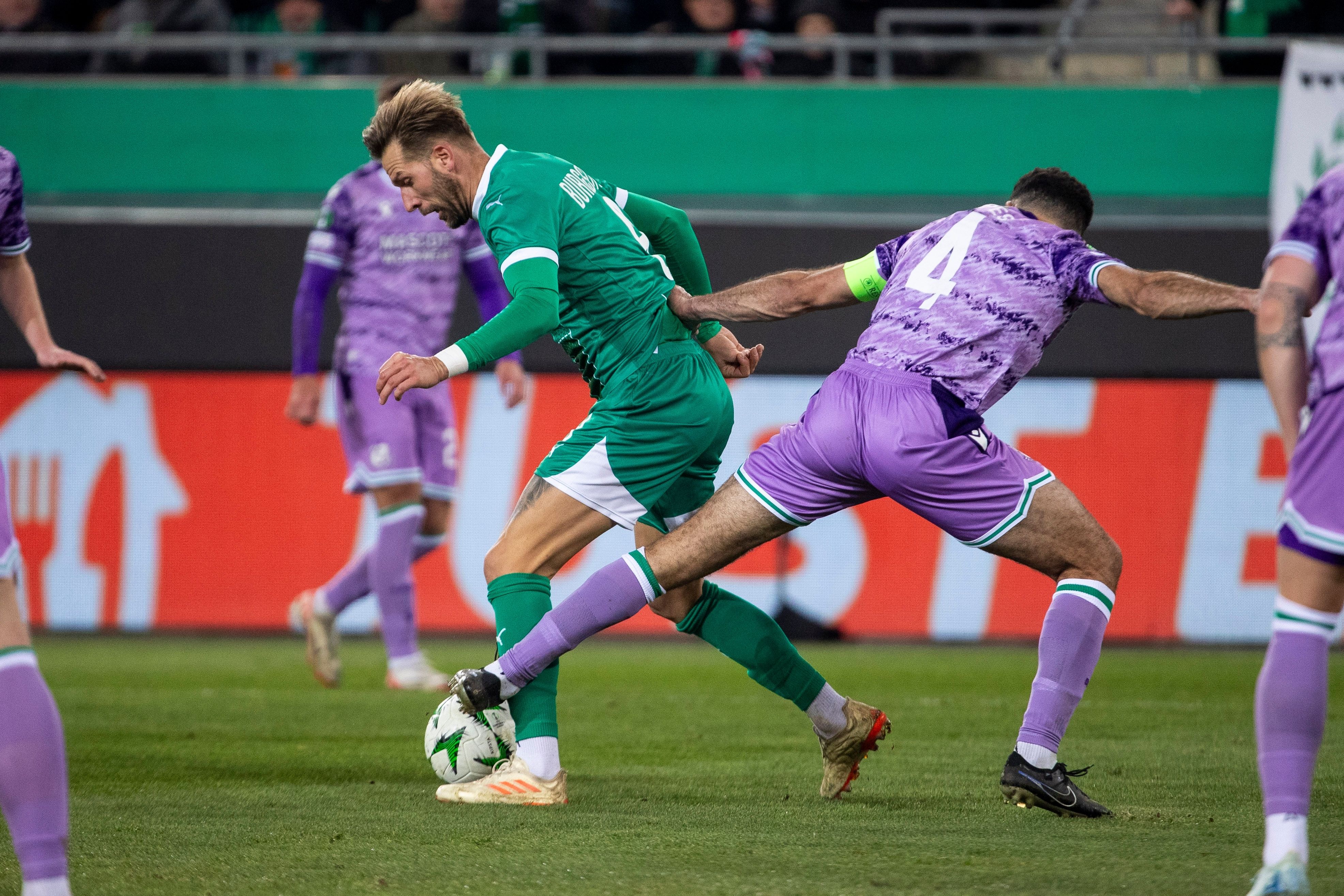 Rapid-Routinier Guido Burgstaller gegen die Shamrock Rovers. 
