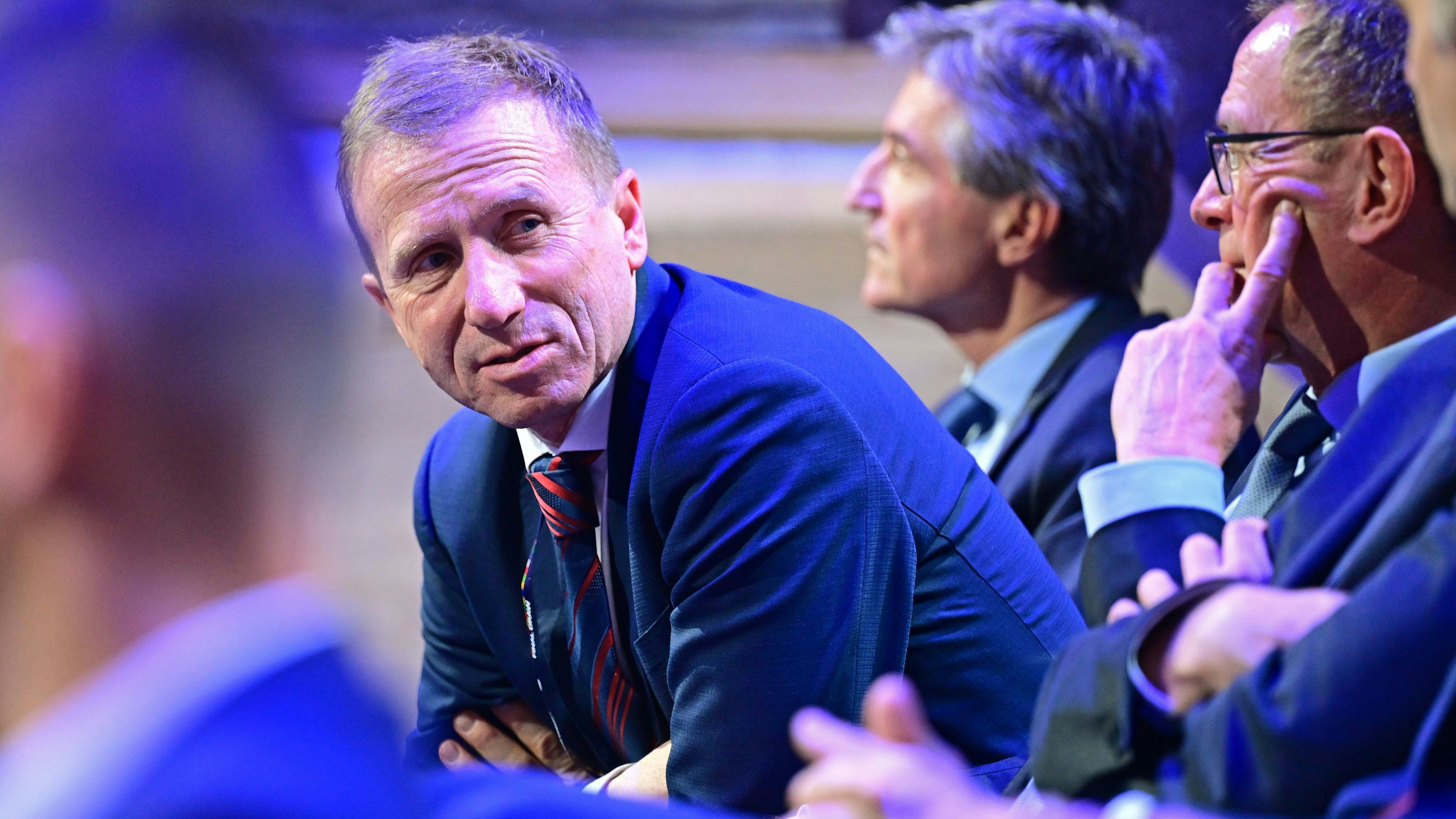 Wer wird der interimistische Nachfolger von ÖFB-Präsident Klaus Mitterdorfer? 