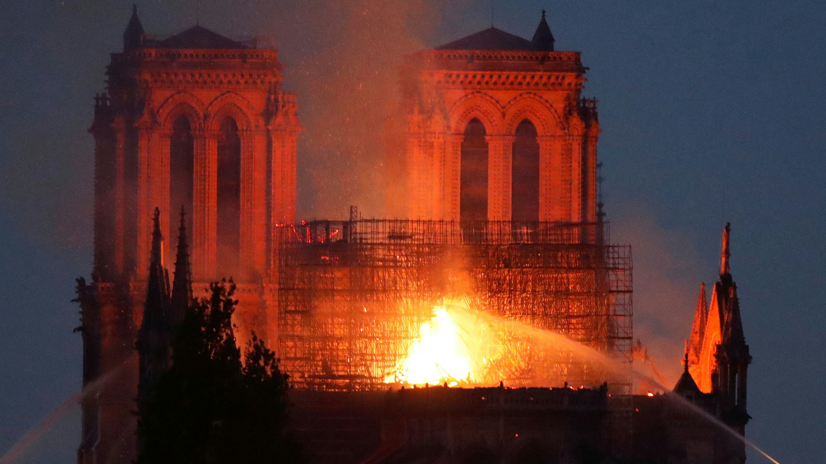 Bei dem Feuer, das am 15. April 2019 ausbrach und bis in den 16. April hinein loderte, wurde u.a. der komplette hölzerne Dachstuhl der Kirche zerstört