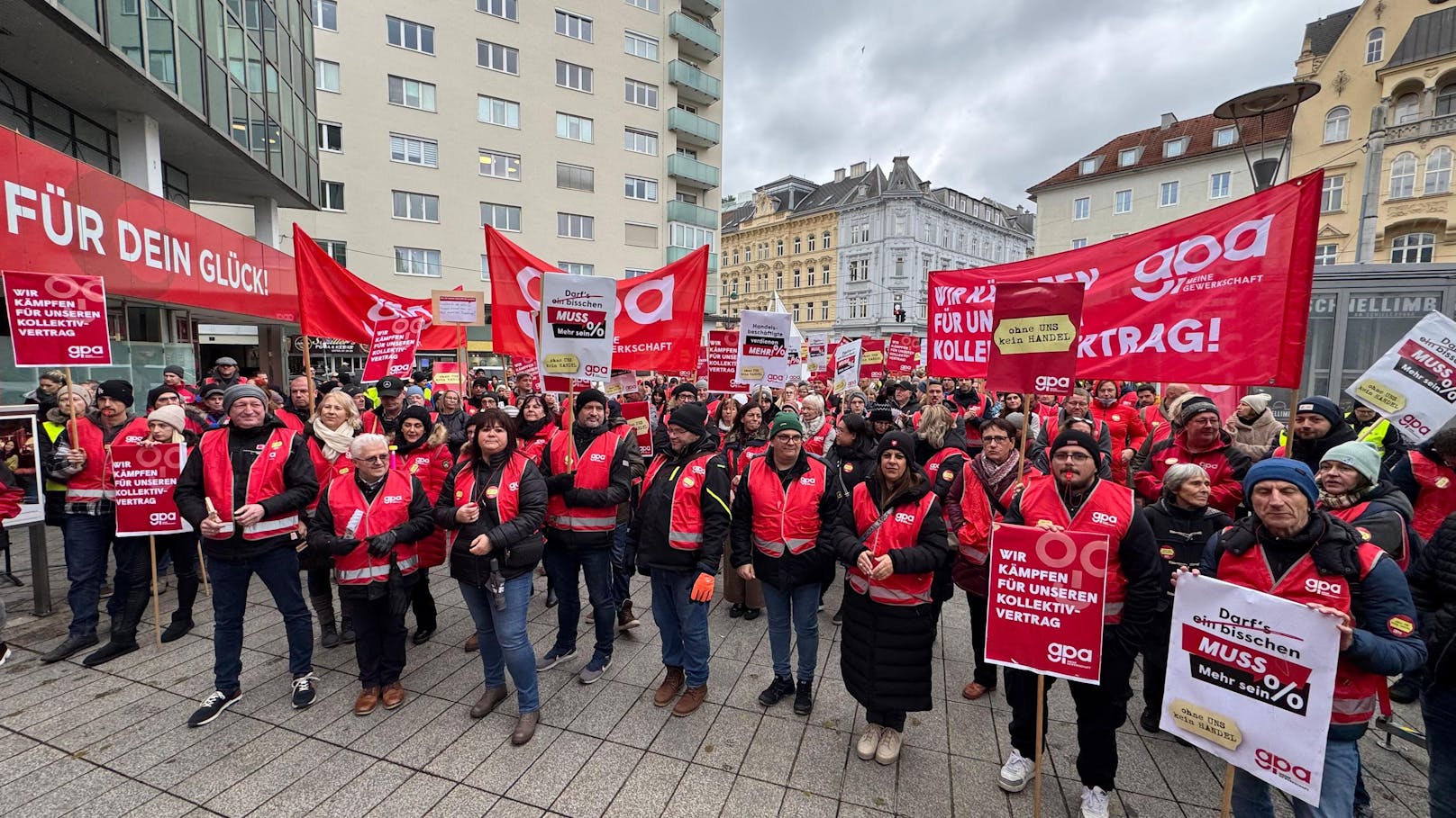 Am Freitag demonstrierten Handels-Mitarbeiter in der Linzer Innenstadt für ein besseres Einkommen. Parolen wie "Ohne uns kein Handel" und "Wir sind Handel" sind oft zu hören, werden lautstark wiederholt.