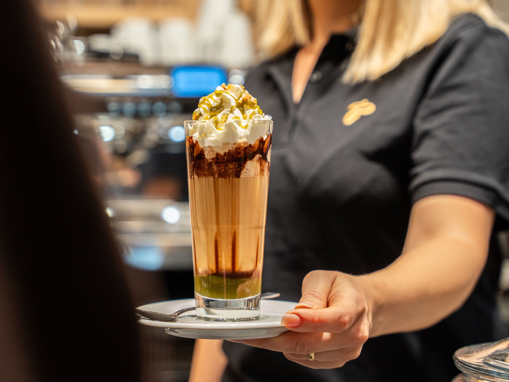 Der Dubai-Coffee soll mit flüssiger Schoko sowie Pistazien an den Trend zur Dubai-Schokolade andocken.