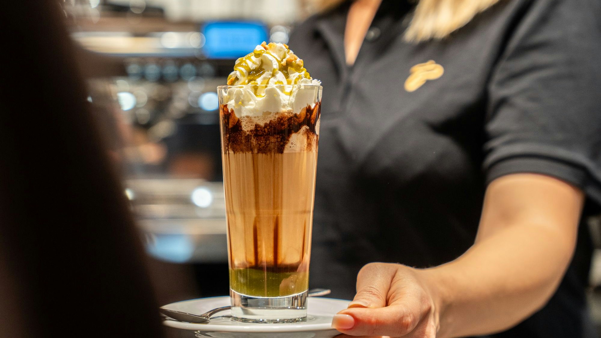 Der Dubai-Coffee soll mit flüssiger Schoko sowie Pistazien an den Trend zur Dubai-Schokolade andocken.