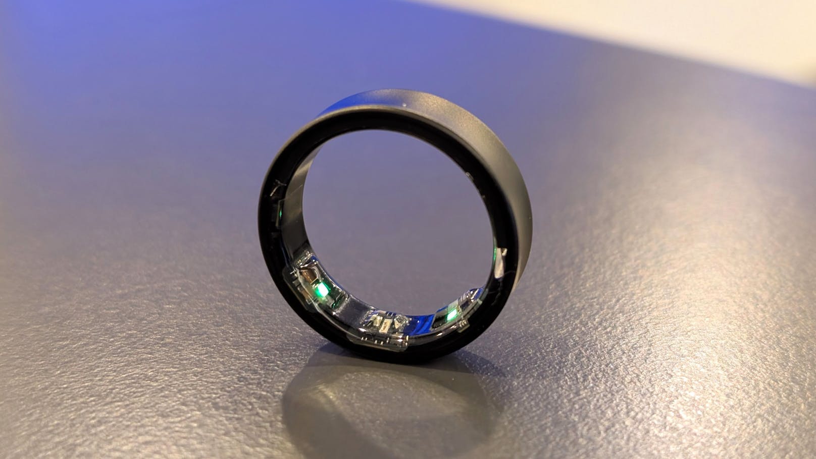 Für einen 449 Euro teuren Ring sieht das Stück rein optisch nicht sonderlich spektakulär aus, innen am Ring rund um die Sensoren wird Kunststoff verwendet.