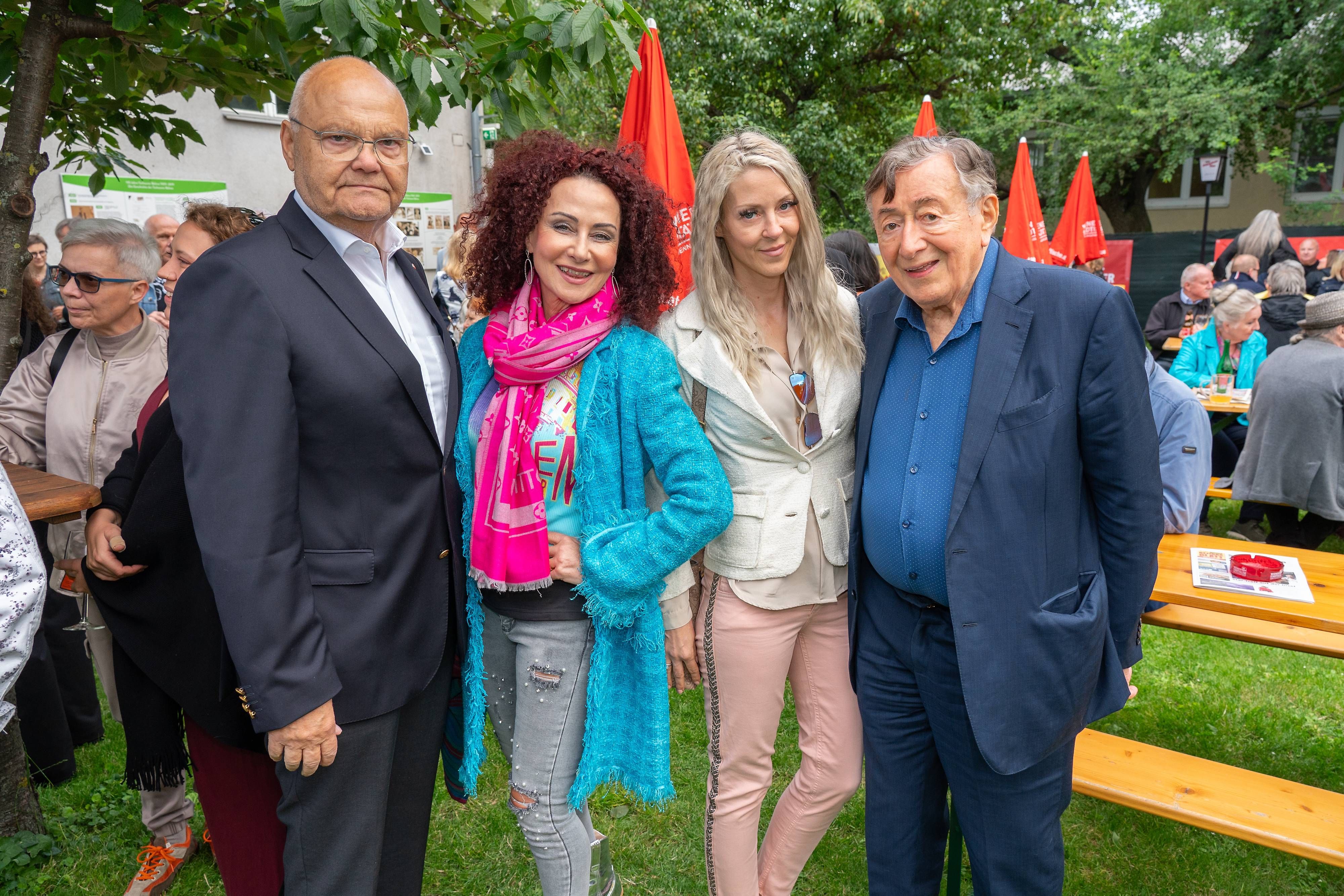 Die Lugner-Frauen finden sich wieder im Gespräch.