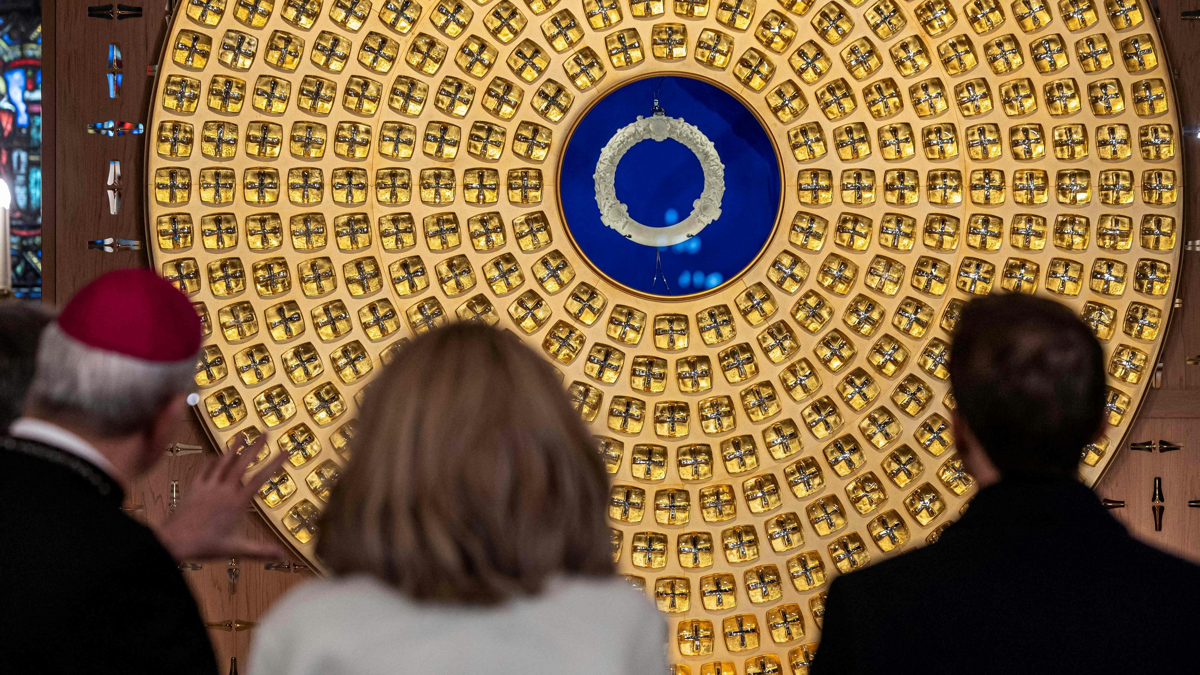 Erzbischof Laurent Ulrich zeigt den neuen Reliquienschrein mit der Dornenkrone Christi darin