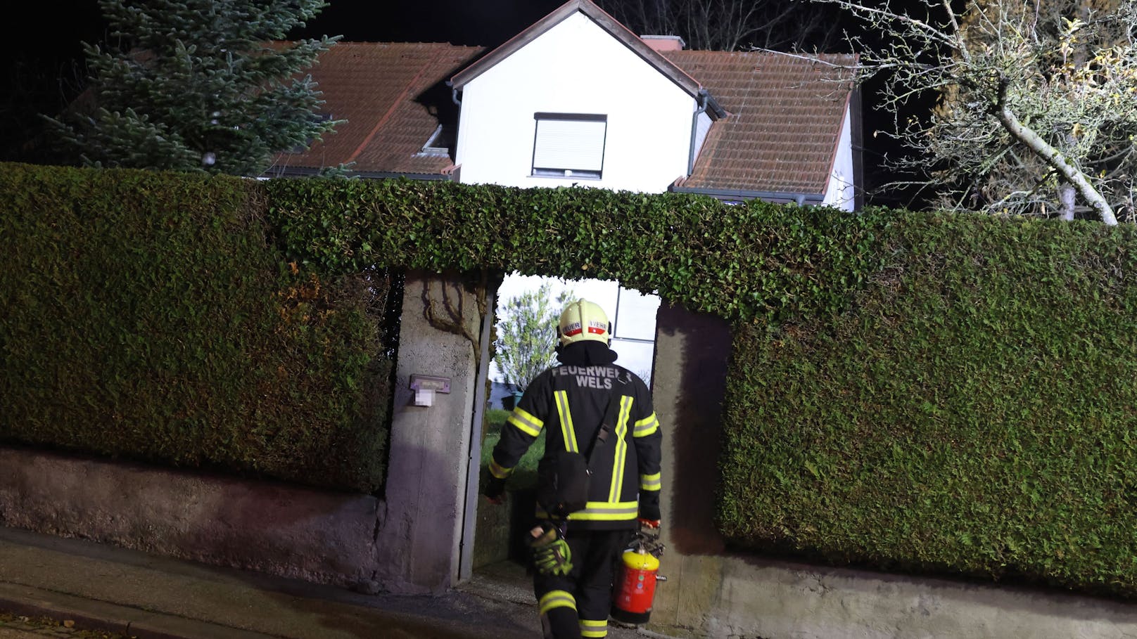 Ein Kaminbrand bei einem Haus in Wels-Pernau sorgte für einen nächtlichen Einsatz der Feuerwehr sowie eines Rauchfangkehrers.