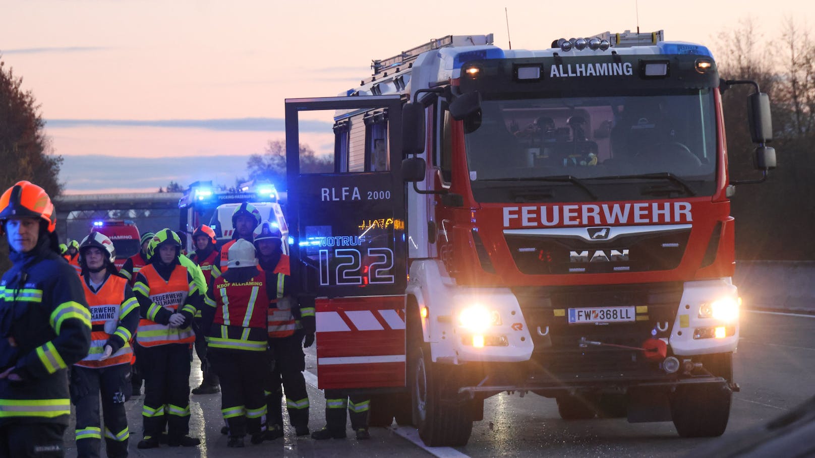 Ein Auto hat sich Samstagfrüh nach einer Kollision auf der A1 Westautobahn bei Sipbachzell (Bezirk Wels-Land) überschlagen und kam am Dach liegend zum Stillstand. Die rechte Fahrspur musste gesperrt werden.