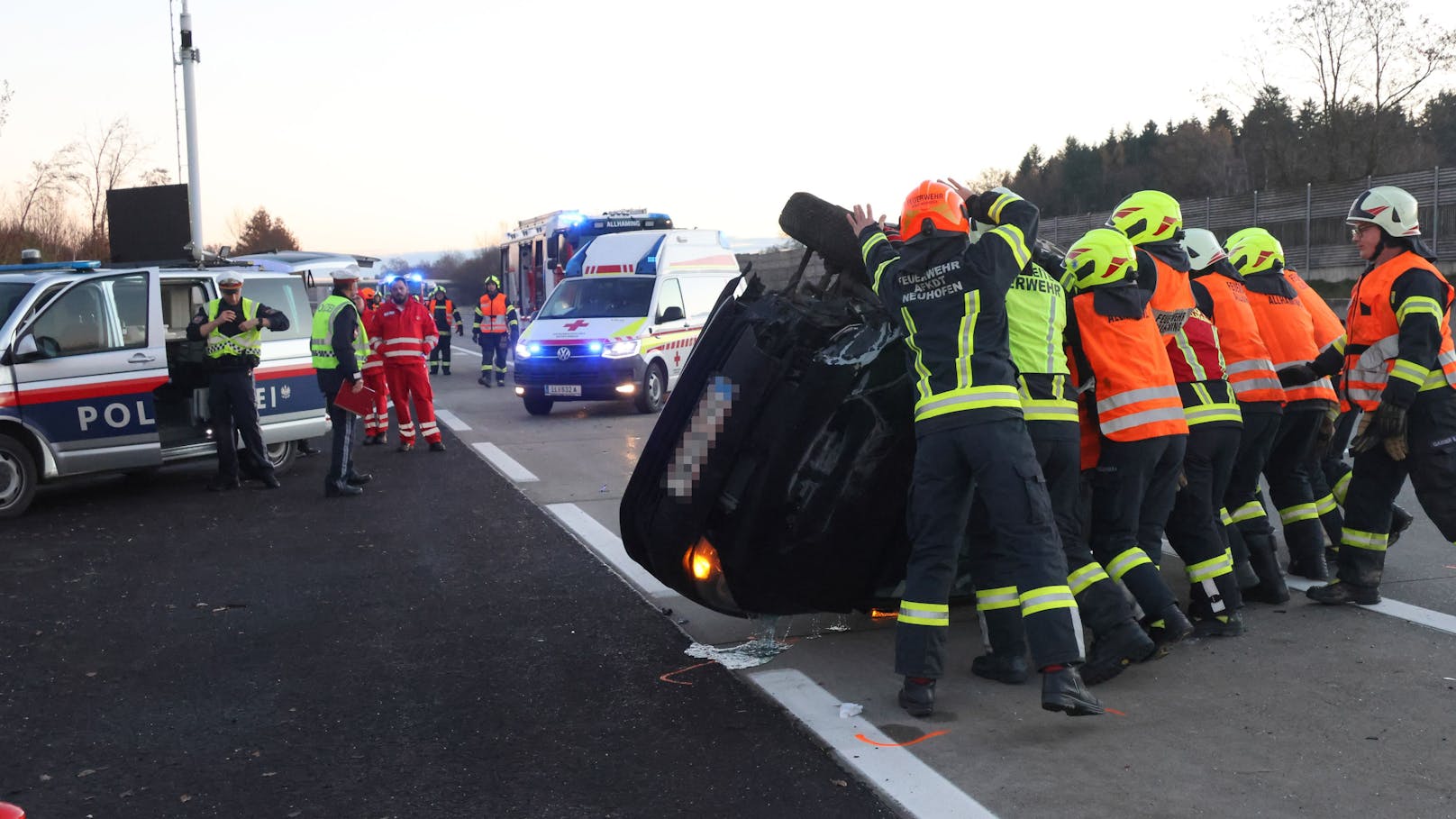 Ein Auto hat sich Samstagfrüh nach einer Kollision auf der A1 Westautobahn bei Sipbachzell (Bezirk Wels-Land) überschlagen und kam am Dach liegend zum Stillstand. Die rechte Fahrspur musste gesperrt werden.