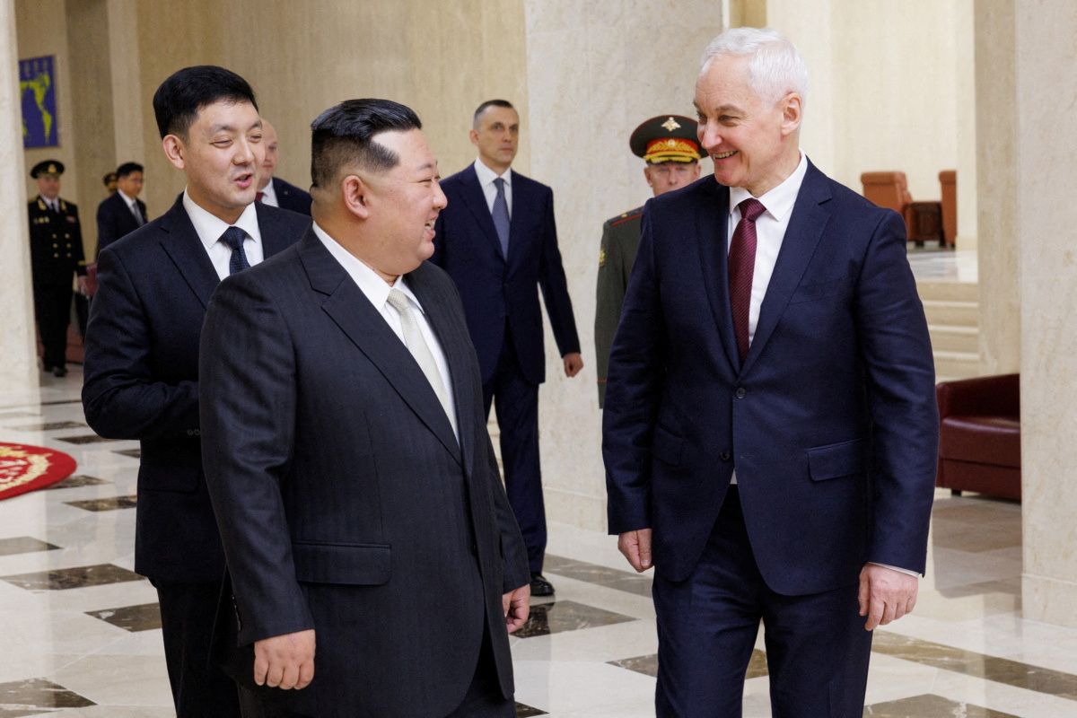 Kim Jong Un sicherte dem russischen Verteidigungsminister Beloussow bei seinem Besuch in Pjöngjang vollste Unterstützung zu.