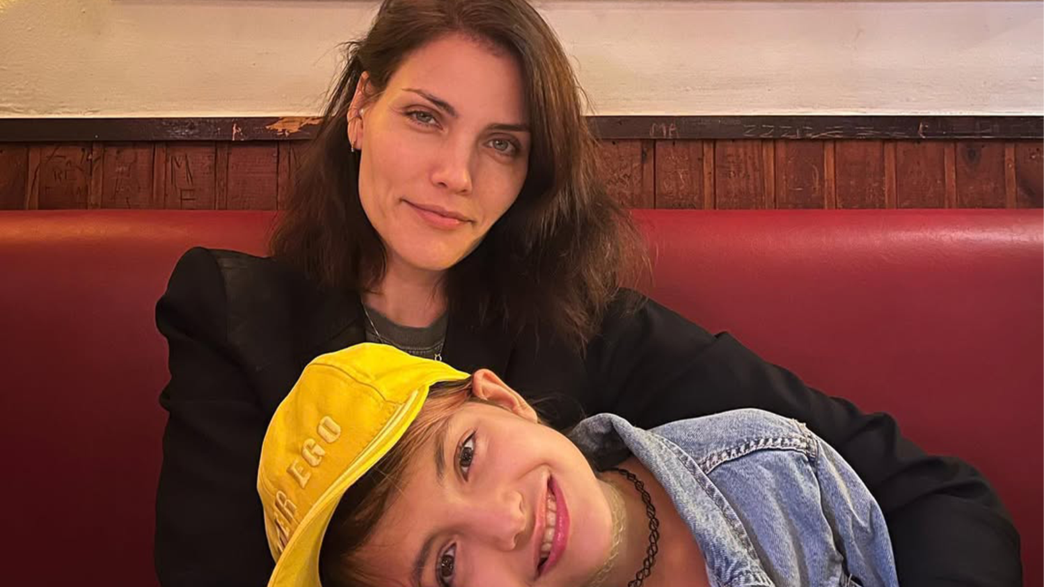 Ein ganz gewöhnliches Familienessen nahm eine erschütternde Wendung. Das Top-Model wurde zusammen mit ihrem Mann und ihrer elfjährigen Tochter vor einem Restaurant entführt.