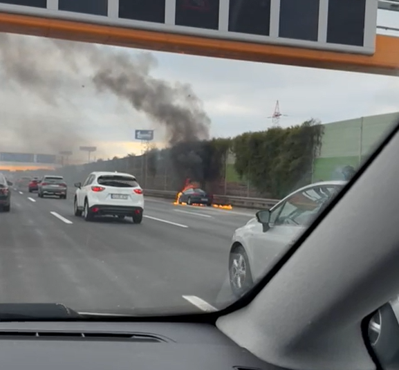 Auf der A23 Richtung Süden stand ein brennendes Auto auf Pannenstreifen.