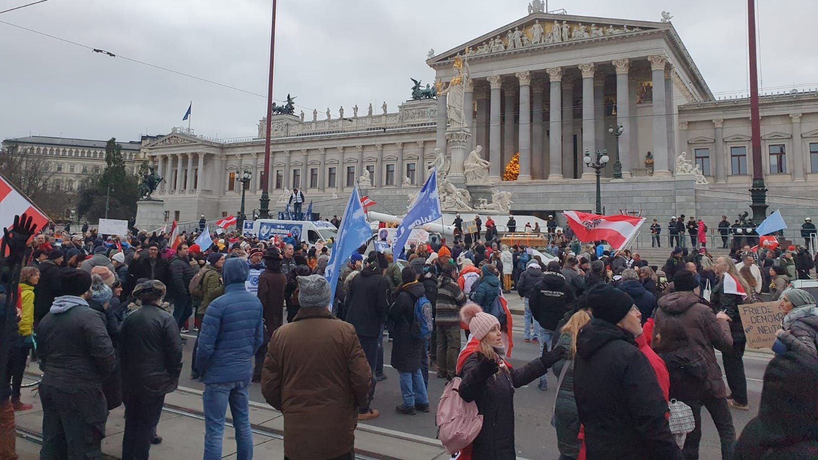 Um 15 Uhr erneut Einsatz-Alarm: "Vor dem Parlament auf der Ringfahrbahn hat sich eine neuerliche, spontane Kundgebung versammelt. ...