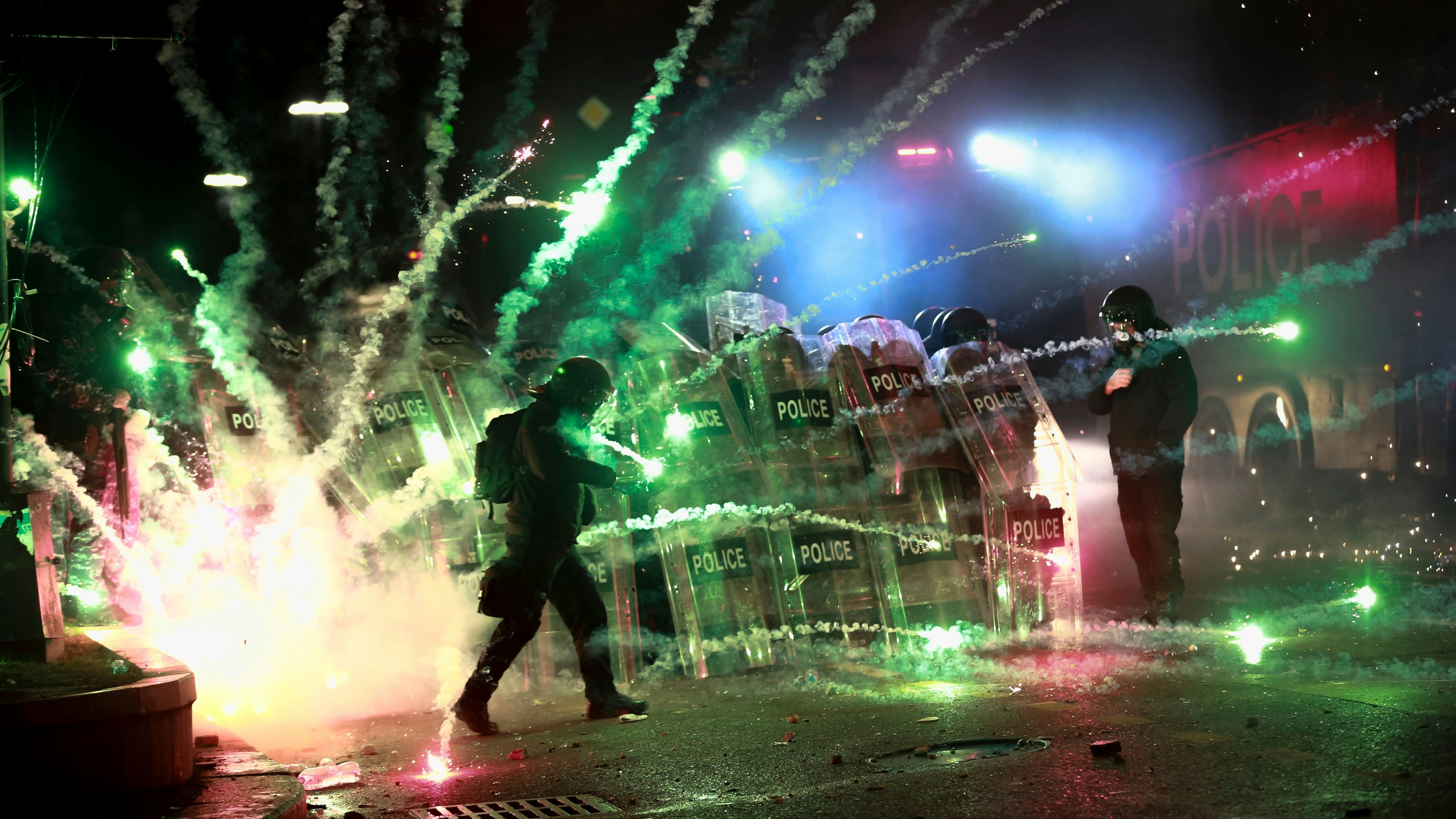 Download von www.picturedesk.com am 30.11.2024 (16:57).  Demonstrators use firecrackers against police as police block a street to prevent protesters rallying against the government's decision to suspend negotiations on joining the European Union for four years, outside the parliament's building in Tbilisi, Georgia, early Saturday, Nov. 30, 2024. (AP Photo/Zurab Tsertsvadze) - 20241130_PD1844 - Rechteinfo: Rights Managed (RM)