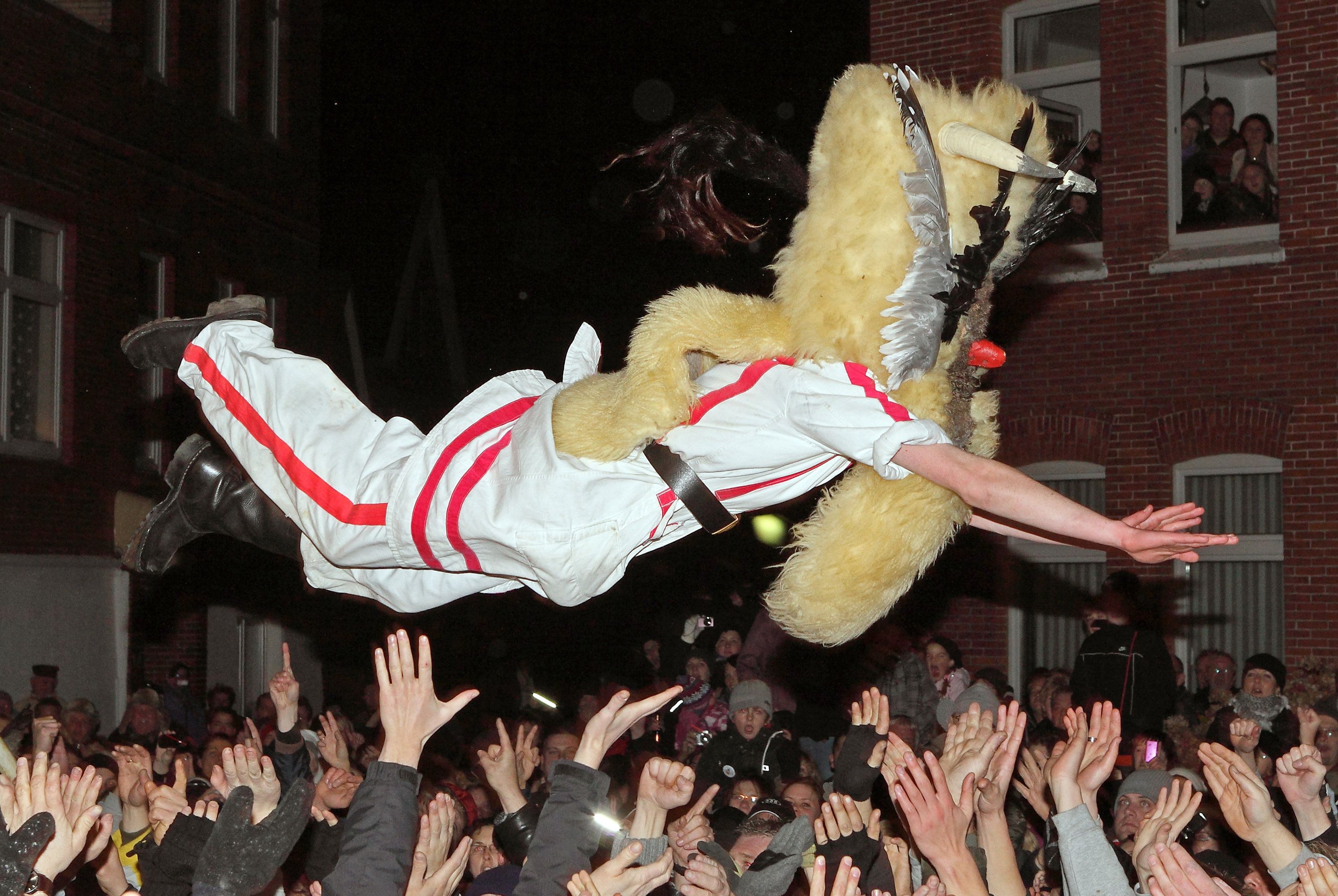 Auf der Nordseeinsel Borkum wird am 5. Dezember Klaasohm gefeiert. Dabei verprügeln junge Männer Frauen mit Kuhhörnern