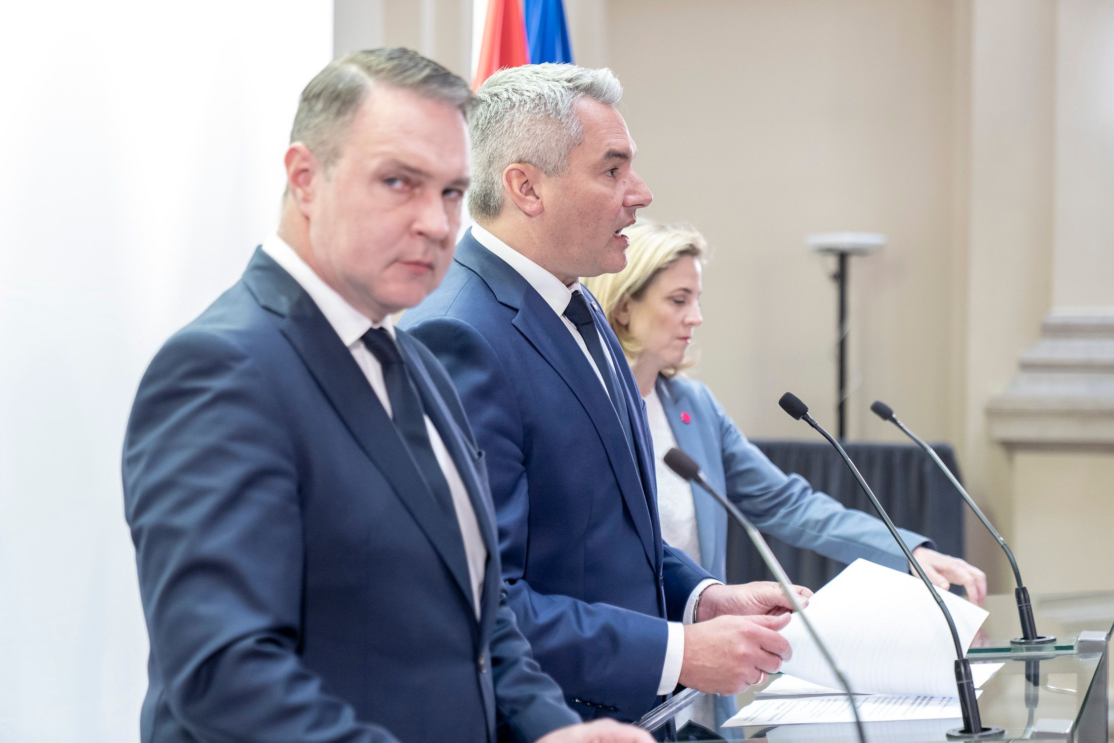 Angepannte Mienen bei den Ampel-Verhandlungen: Babler und Nehammer sind im Steuer-Clinch.