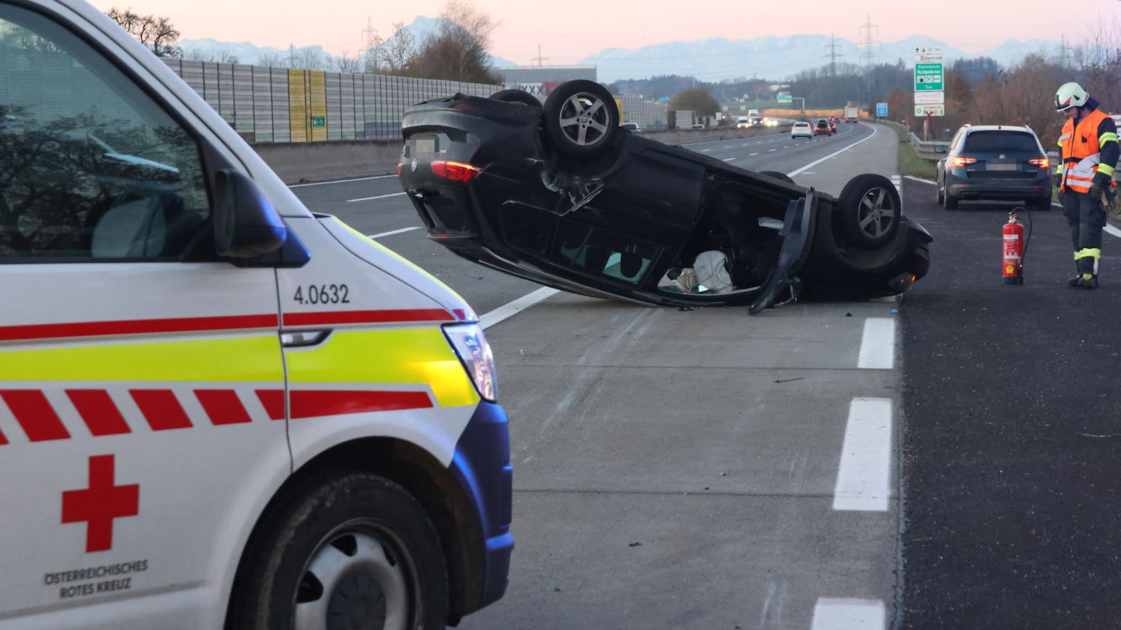 Ein Auto hat sich Samstagfrüh nach einer Kollision auf der A1 Westautobahn bei Sipbachzell (Bezirk Wels-Land) überschlagen und kam am Dach liegend zum Stillstand. Die rechte Fahrspur musste gesperrt werden.