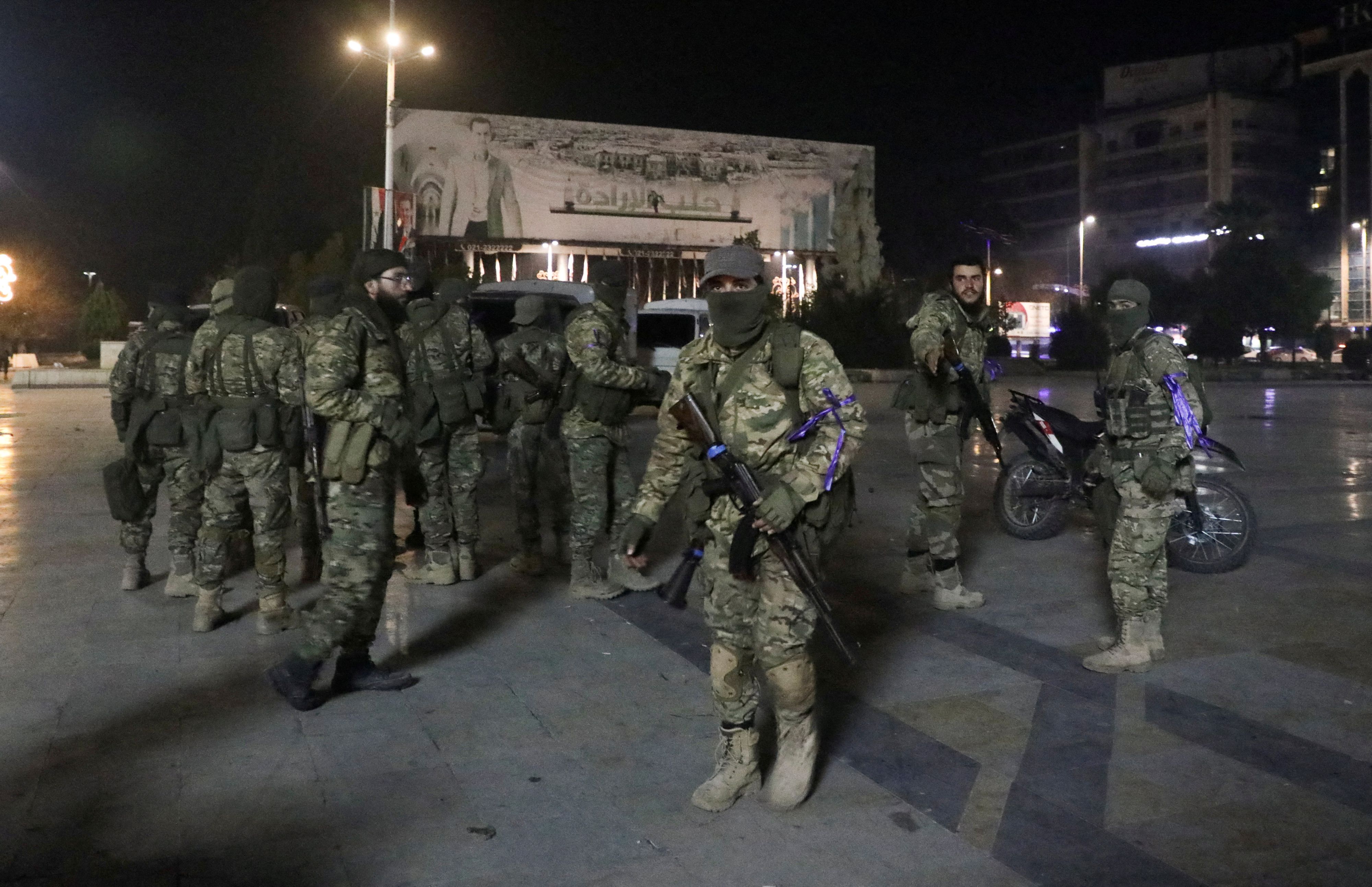 Das syrische Verteidigungsministerium teilt mit, die Streitkräfte der Regierung seien mit massiven Angriffen konfrontiert.