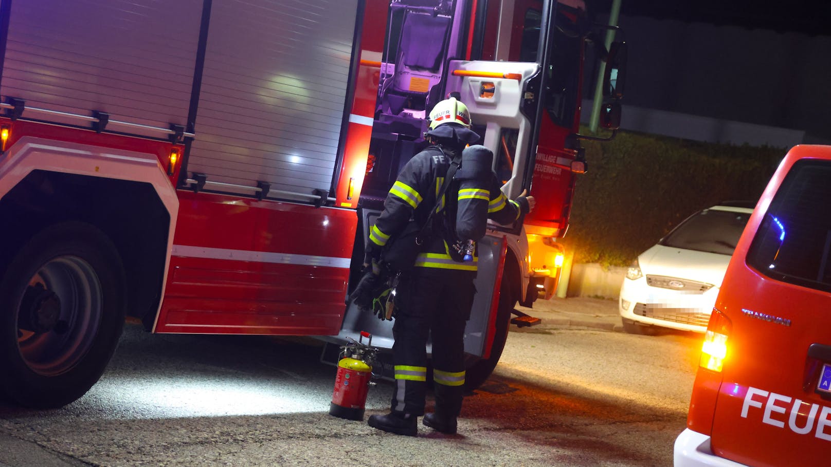 Ein Kaminbrand bei einem Haus in Wels-Pernau sorgte für einen nächtlichen Einsatz der Feuerwehr sowie eines Rauchfangkehrers.