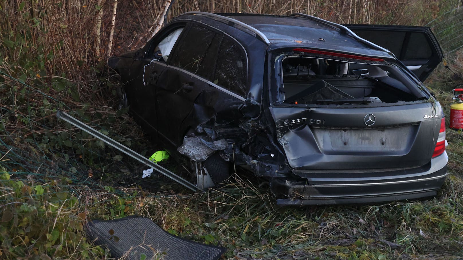 Ein Auto hat sich Samstagfrüh nach einer Kollision auf der A1 Westautobahn bei Sipbachzell (Bezirk Wels-Land) überschlagen und kam am Dach liegend zum Stillstand. Die rechte Fahrspur musste gesperrt werden.