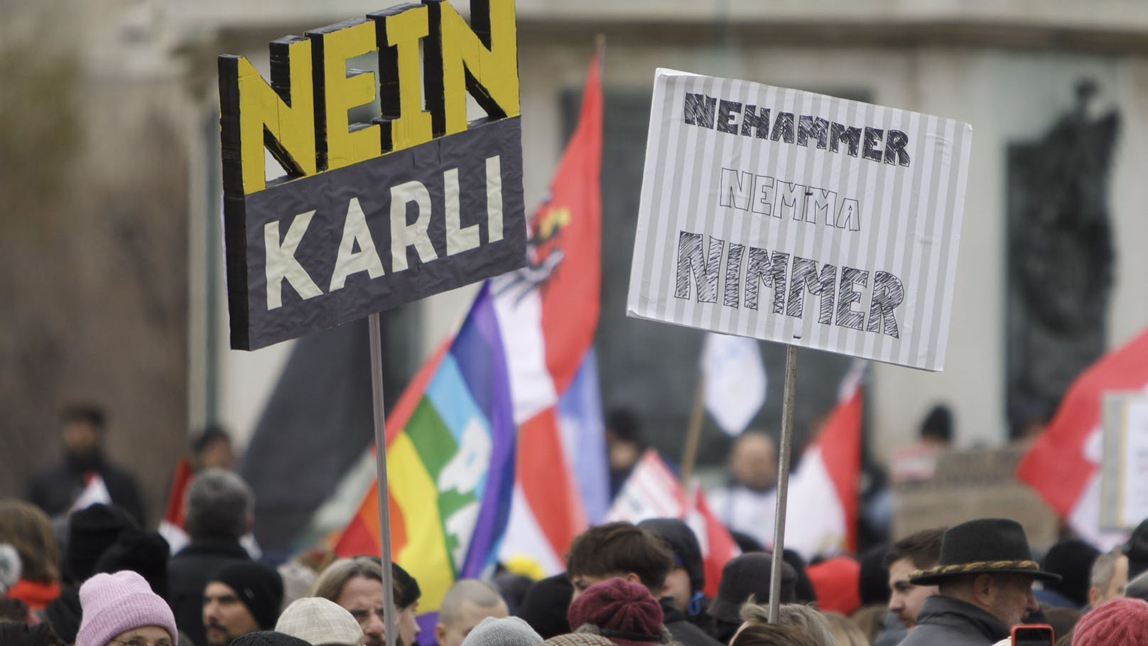 Zumindest einige Hundert versammelten sich aber ab Samstagmittag am Heldenplatz, um für einen "Volkskanzler Kickl" beziehungsweise ...