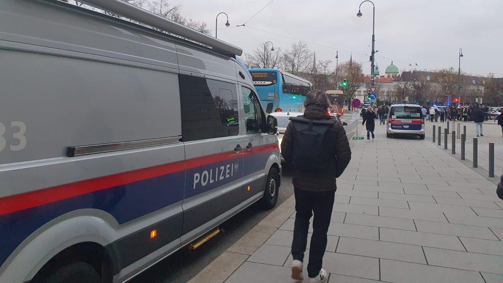 Die Lage war von Anfang an angespannt: Die Wiener Polizei hatte eine Demo im Vorfeld untersagt – das "Recht auf Erwerbsfreiheit der Betriebe ...