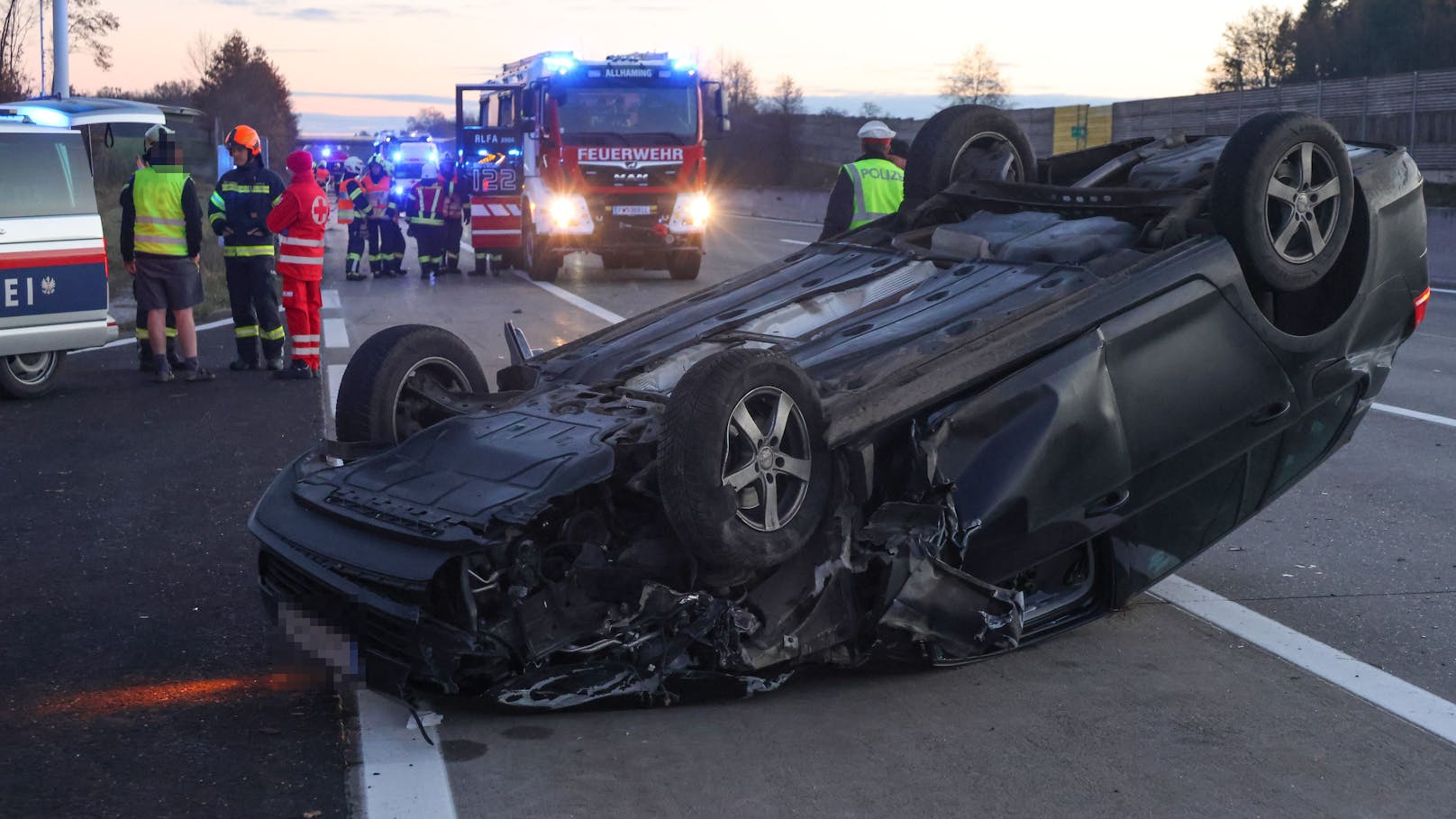 Ein Auto hat sich Samstagfrüh nach einer Kollision auf der A1 Westautobahn bei Sipbachzell (Bezirk Wels-Land) überschlagen und kam am Dach liegend zum Stillstand. Die rechte Fahrspur musste gesperrt werden.