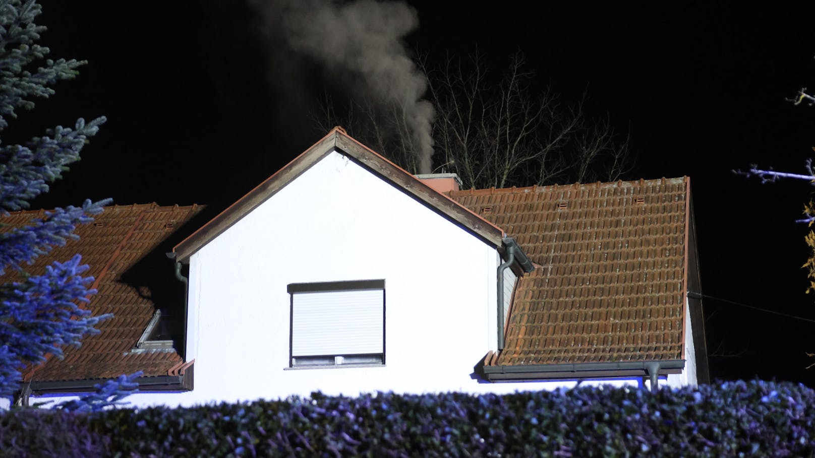 Ein Kaminbrand bei einem Haus in Wels-Pernau sorgte für einen nächtlichen Einsatz der Feuerwehr sowie eines Rauchfangkehrers.