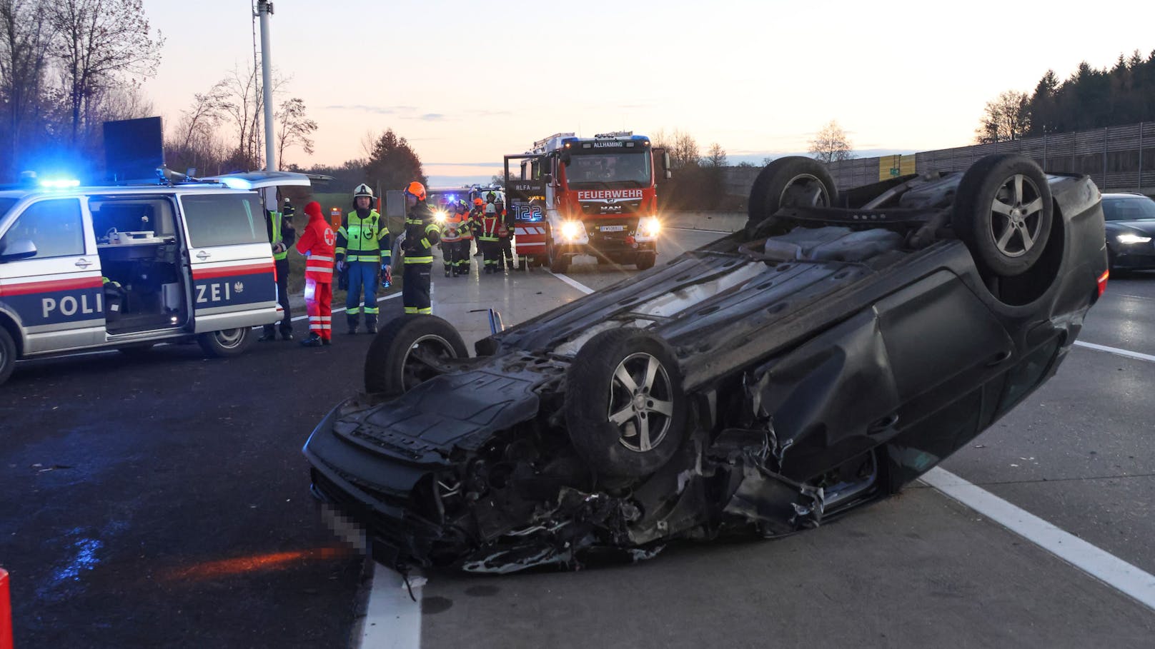 Ein Auto hat sich Samstagfrüh nach einer Kollision auf der A1 Westautobahn bei Sipbachzell (Bezirk Wels-Land) überschlagen und kam am Dach liegend zum Stillstand. Die rechte Fahrspur musste gesperrt werden.