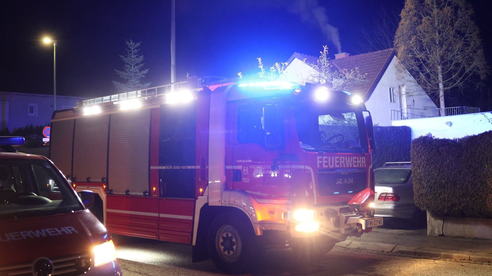 Feuerwehr rückt mitten in der Nacht zu Wohnhaus aus