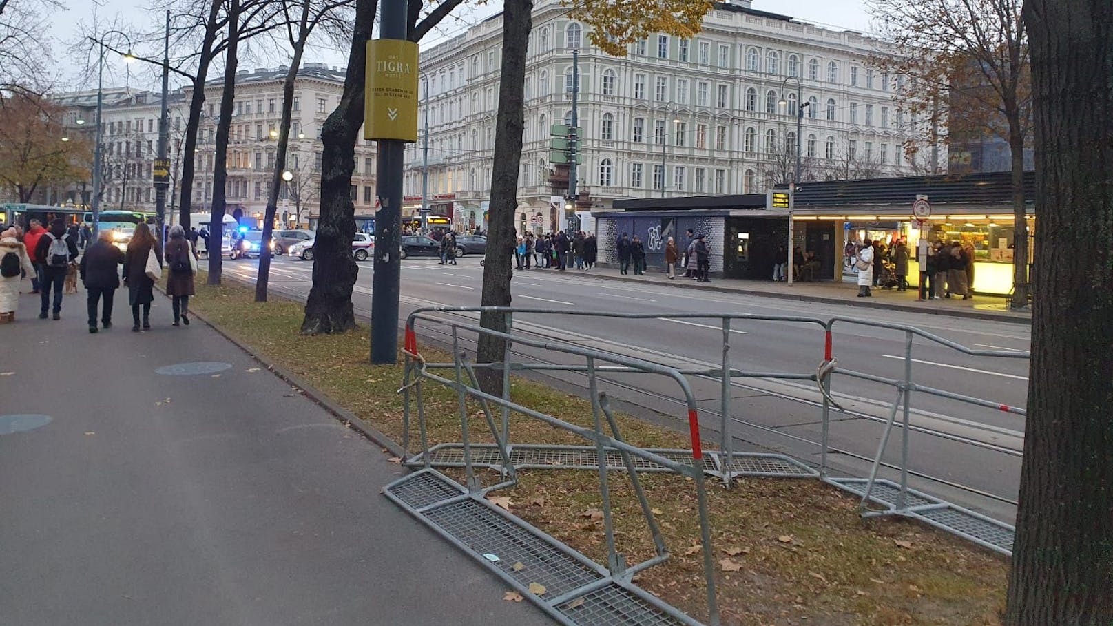 ... Bei der Gegenkundgebung am Schwarzenbergplatz wurde Pyrotechnik sichergestellt", hieß es von der Wiener Polizei.