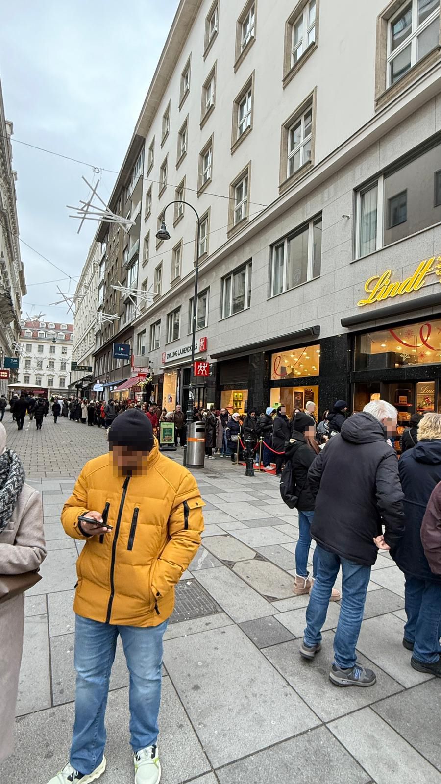 Vor dem Lindt-Shop am Stephansplatz stehen die Leute schlange für die Dubai-Schoko.