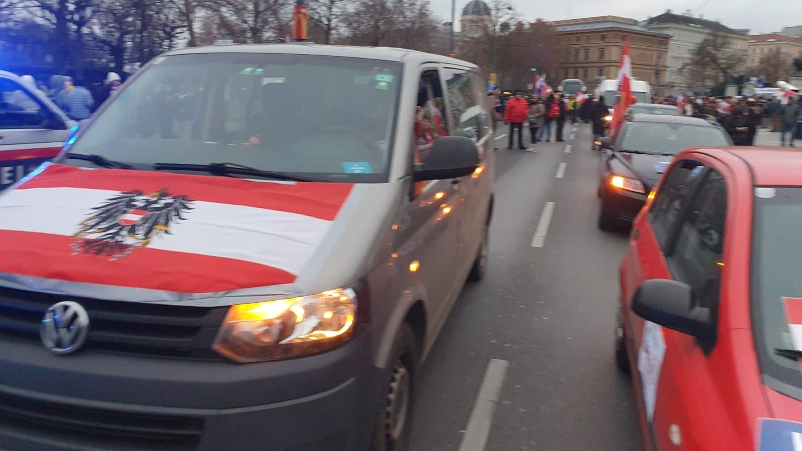 Hatten die Teilnehmer die Örtlichkeit verlassen, kam es an anderer Stelle erneut zu solchen Szenen.