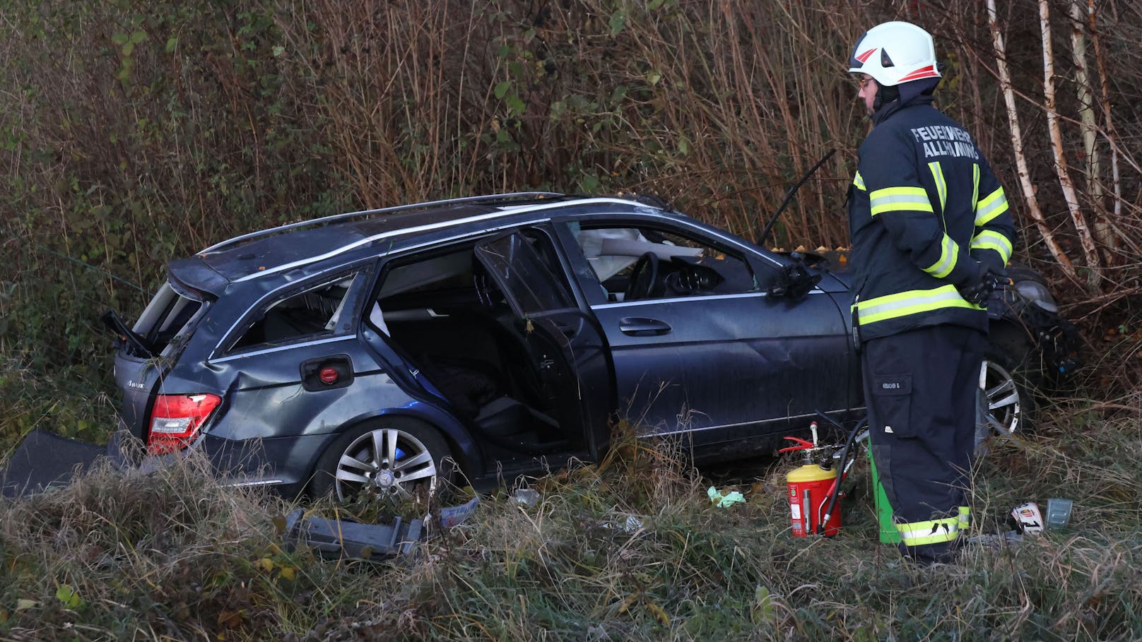 Ein Auto hat sich Samstagfrüh nach einer Kollision auf der A1 Westautobahn bei Sipbachzell (Bezirk Wels-Land) überschlagen und kam am Dach liegend zum Stillstand. Die rechte Fahrspur musste gesperrt werden.