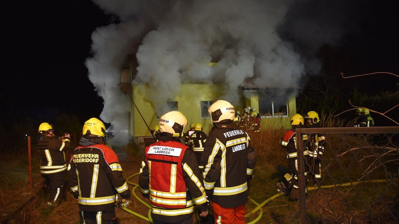 In den frühen Morgenstunden kam es in Landegg zu einem verheerenden Wohnhausbrand, der für einen Bewohner tödlich endete.