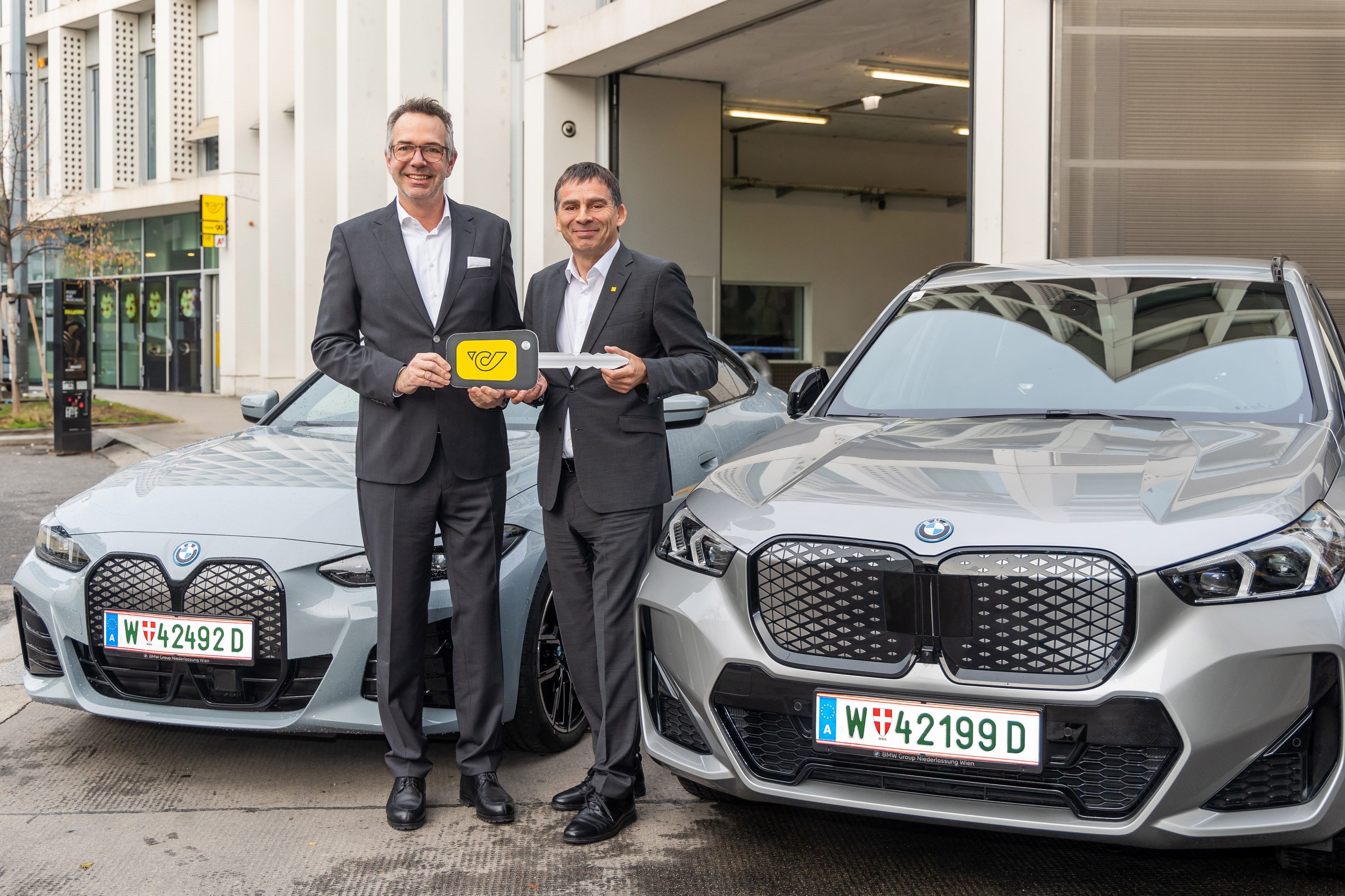 v.l.: Alexander Bamberger, Geschäftsführer BMW Austria GmbH, und Peter Umundum, Generaldirektor-Stellvertreter, Vorstand für Paket & Logistik, Österreichische Post AG.