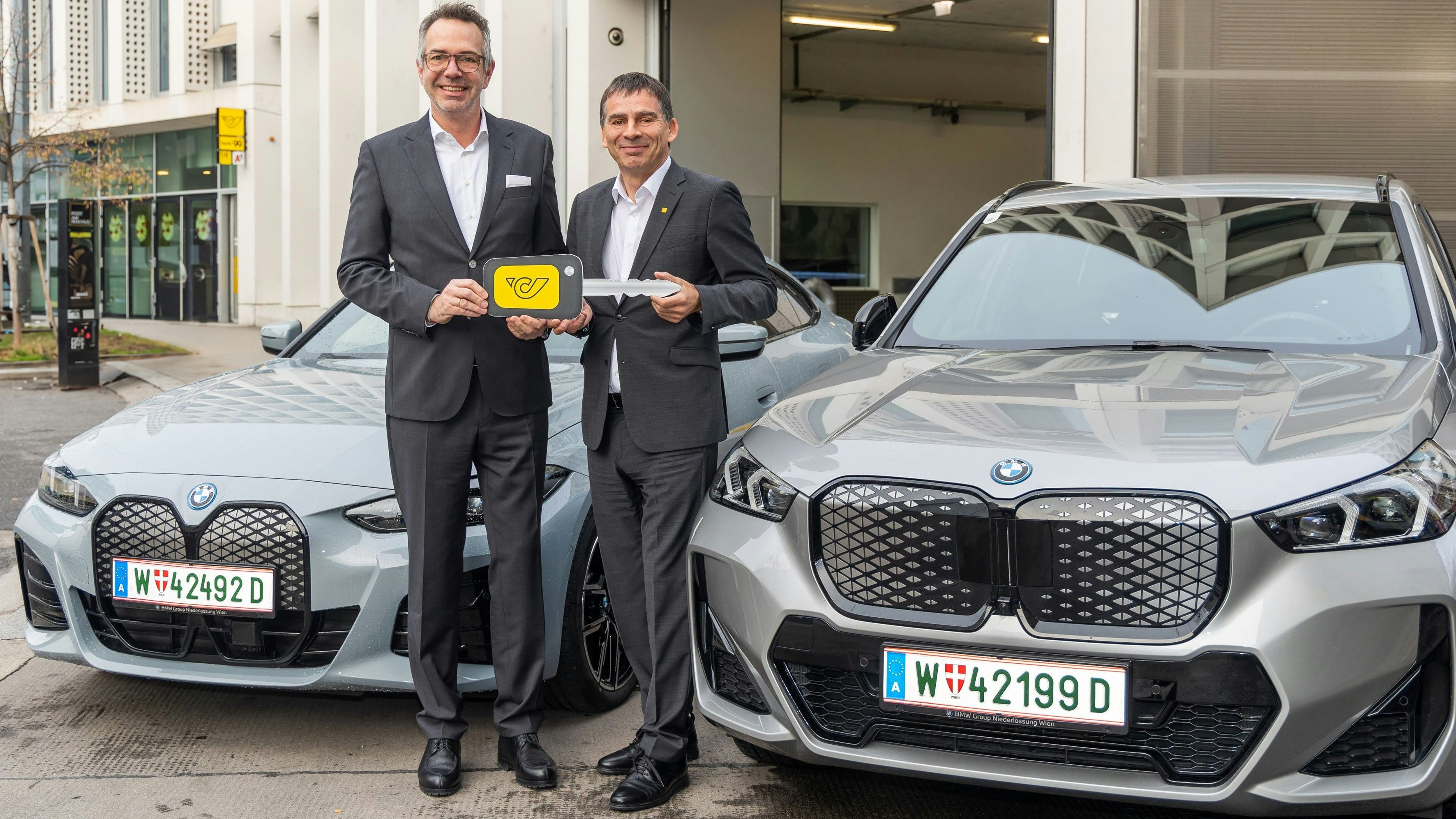 v.l.: Alexander Bamberger, Geschäftsführer BMW Austria GmbH, und Peter Umundum, Generaldirektor-Stellvertreter, Vorstand für Paket & Logistik, Österreichische Post AG.