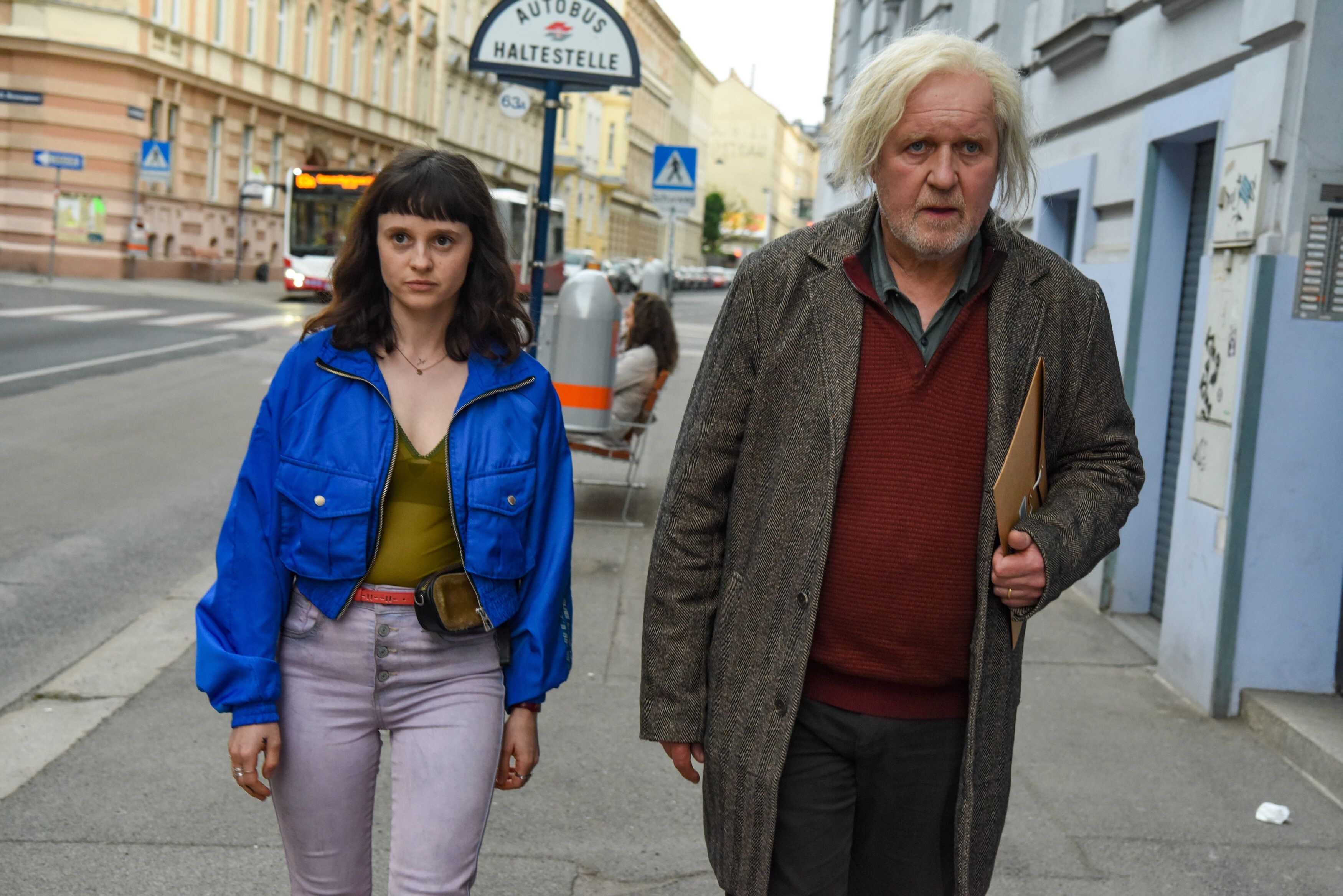 Oskar (Harald Krassnitzer) ist wenig erfreut, dass er Mira (Maresi Riegner) zum Schutzengel ausbilden soll.