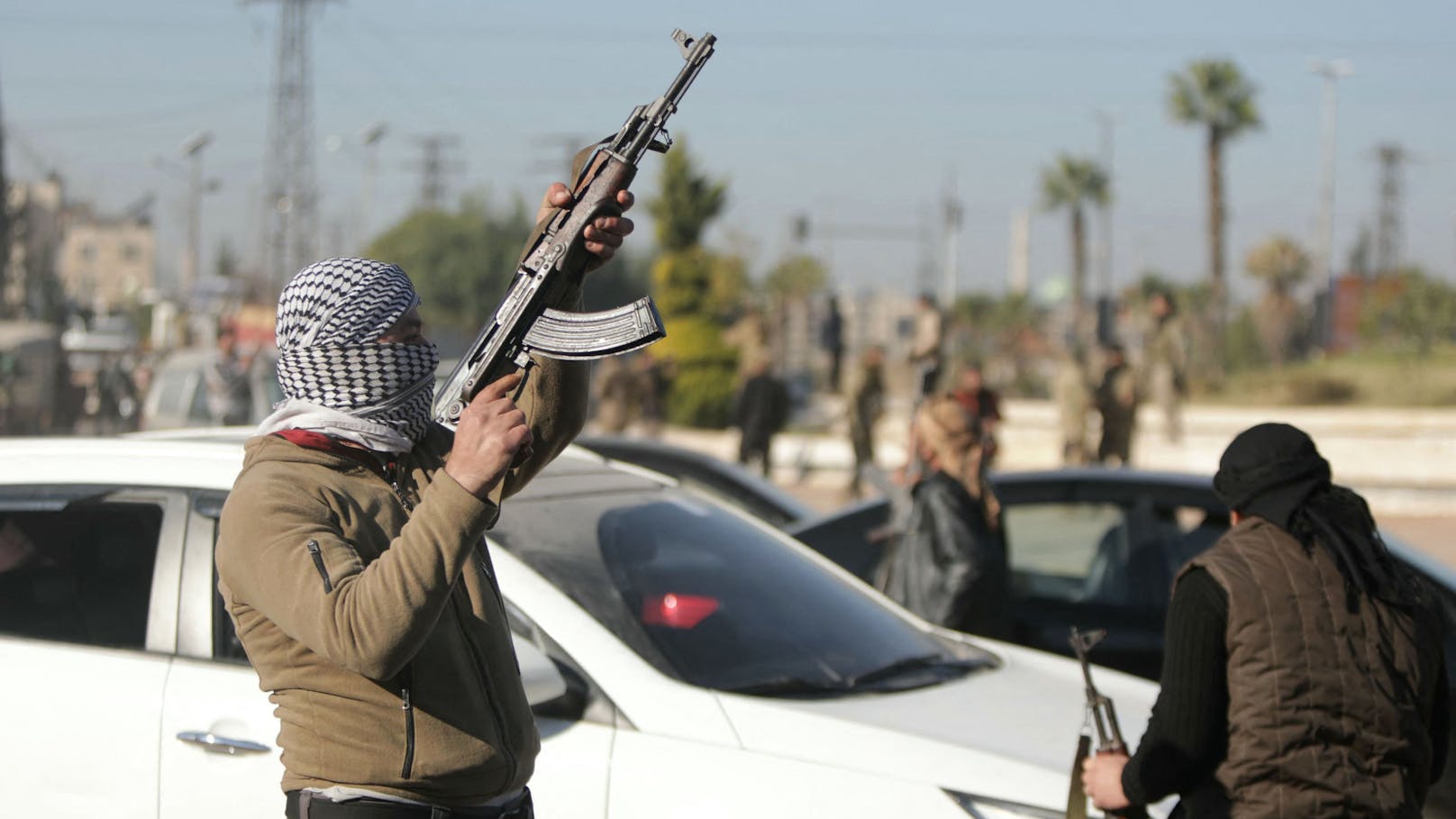 Ein dschihadistischer Kämpfer feuert in Aleppo in die Luft.