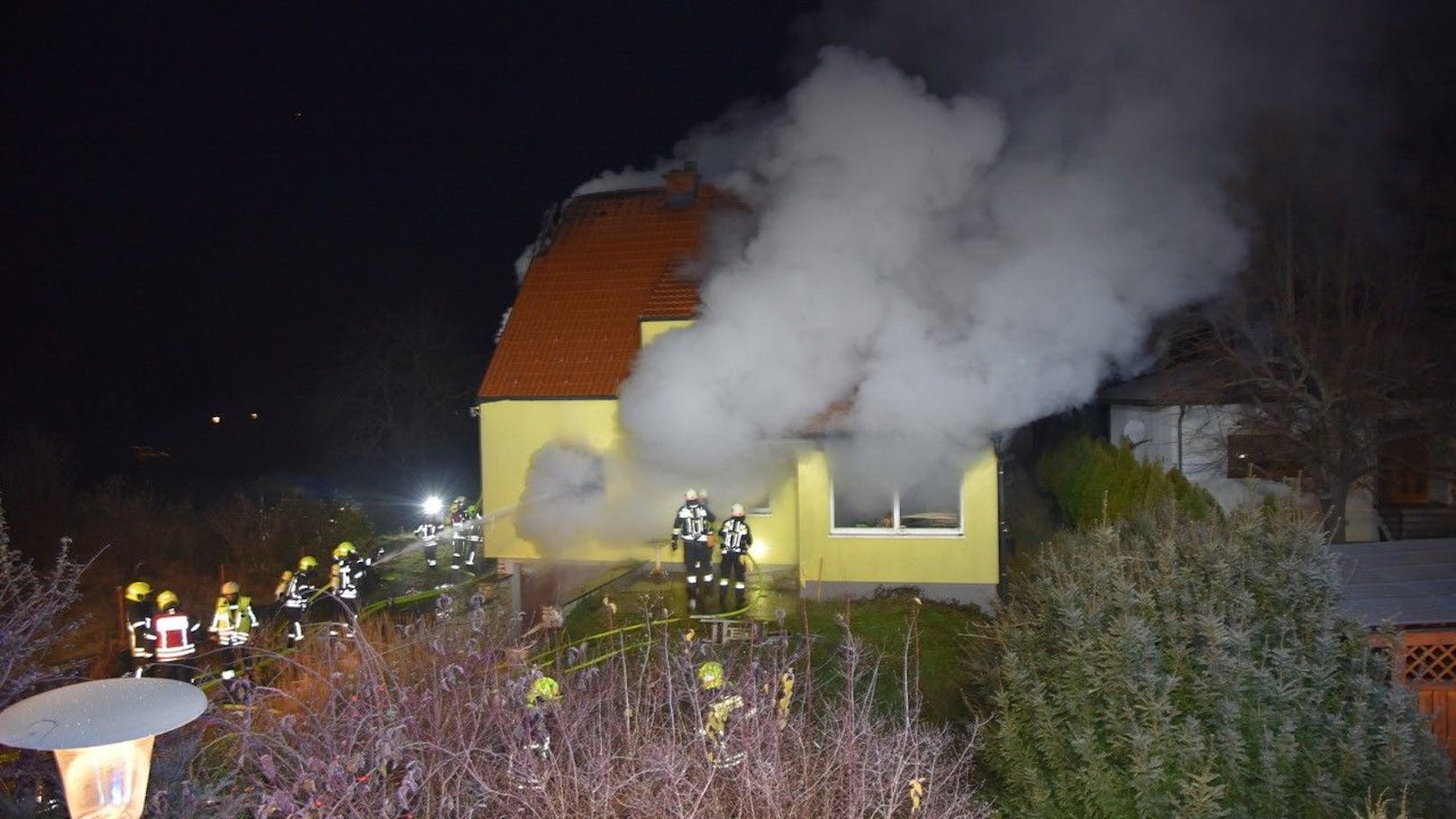 In den frühen Morgenstunden kam es in Landegg zu einem verheerenden Wohnhausbrand, der für einen Bewohner tödlich endete.