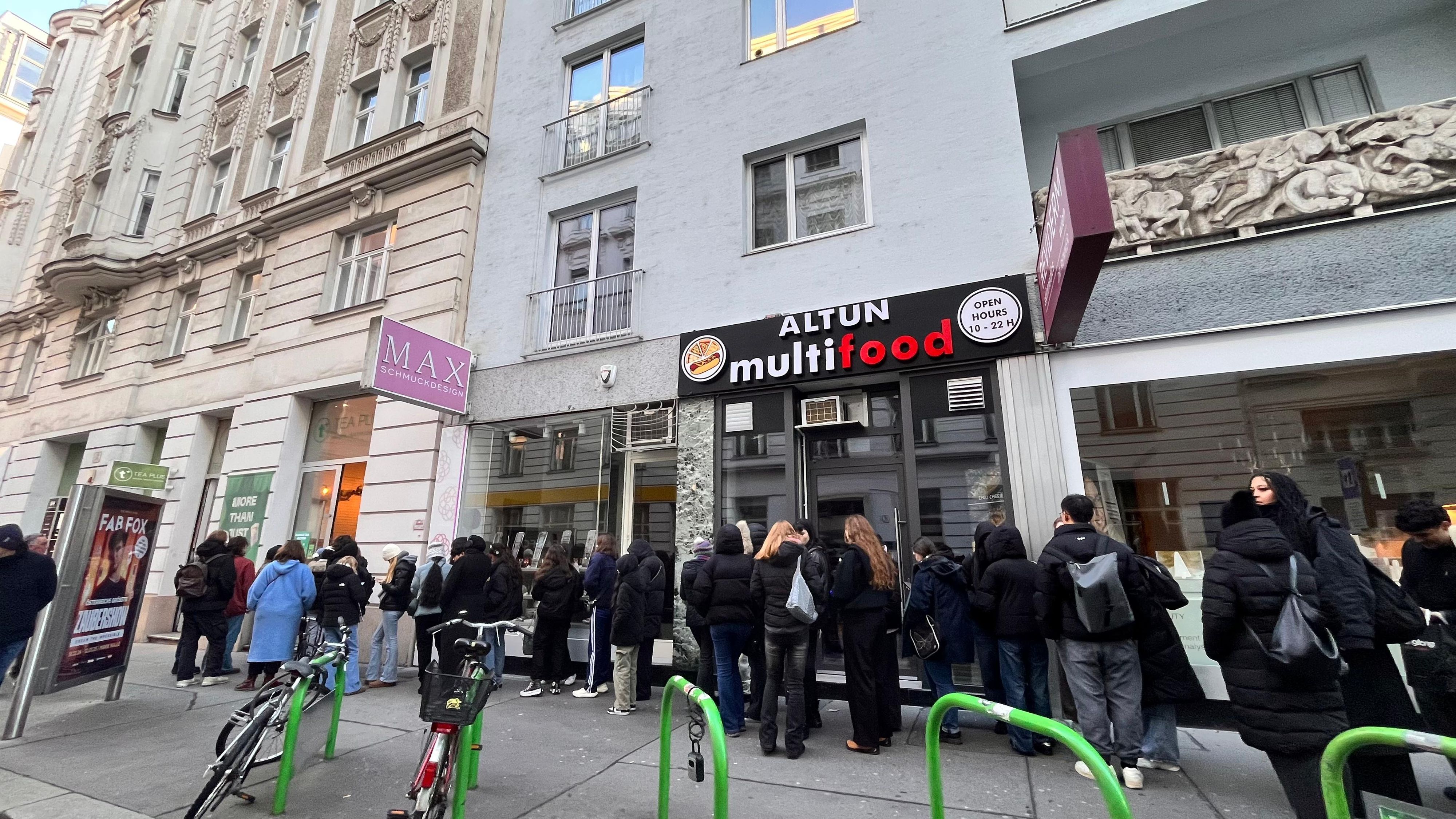 Unzählige Wiener warteten geduldig auf ihren Bubble-Tea – trotz Kälte.
