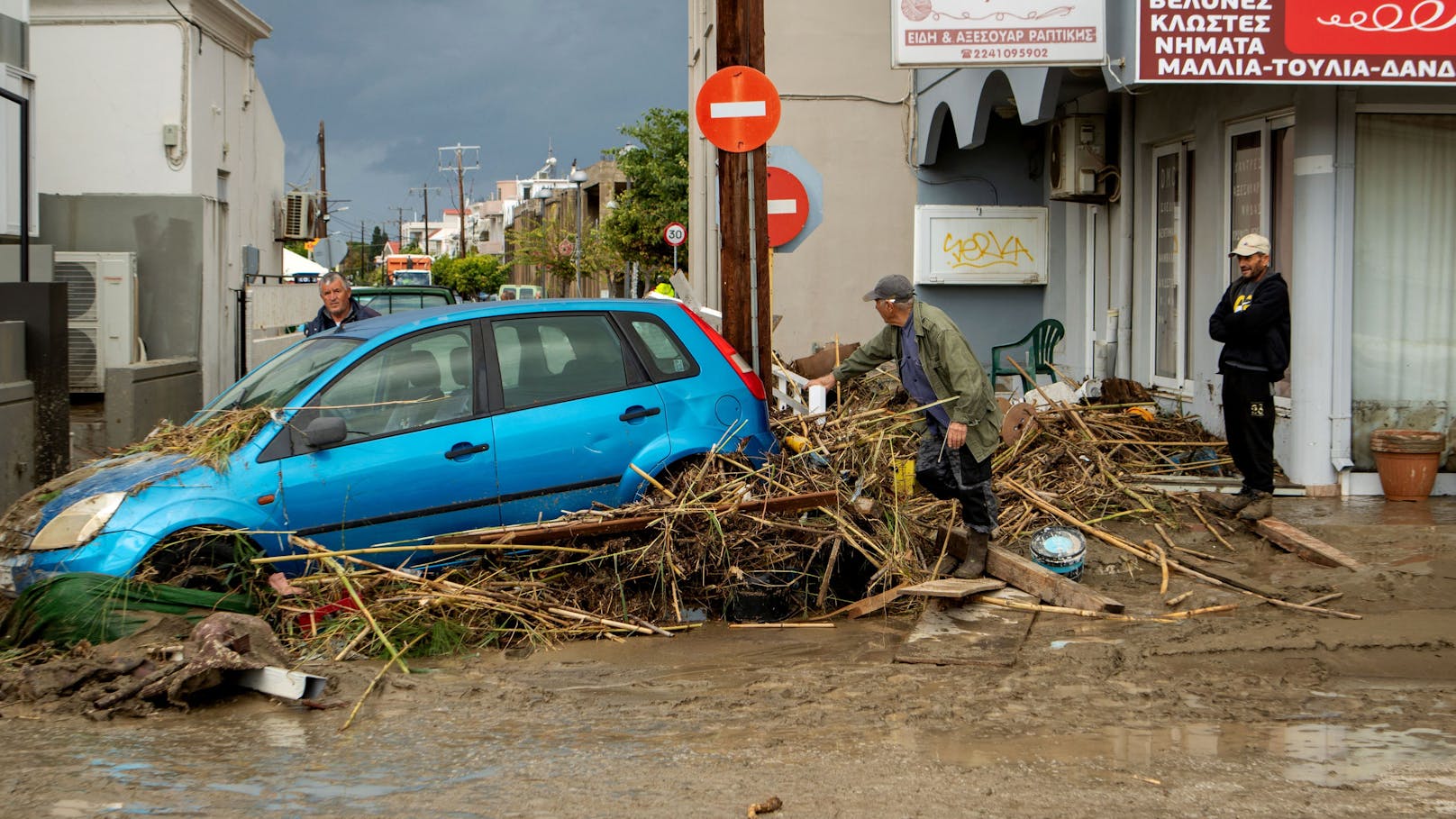 Heftige Regenfälle haben die beliebte Urlaubsinsel Rhodos heimgesucht.