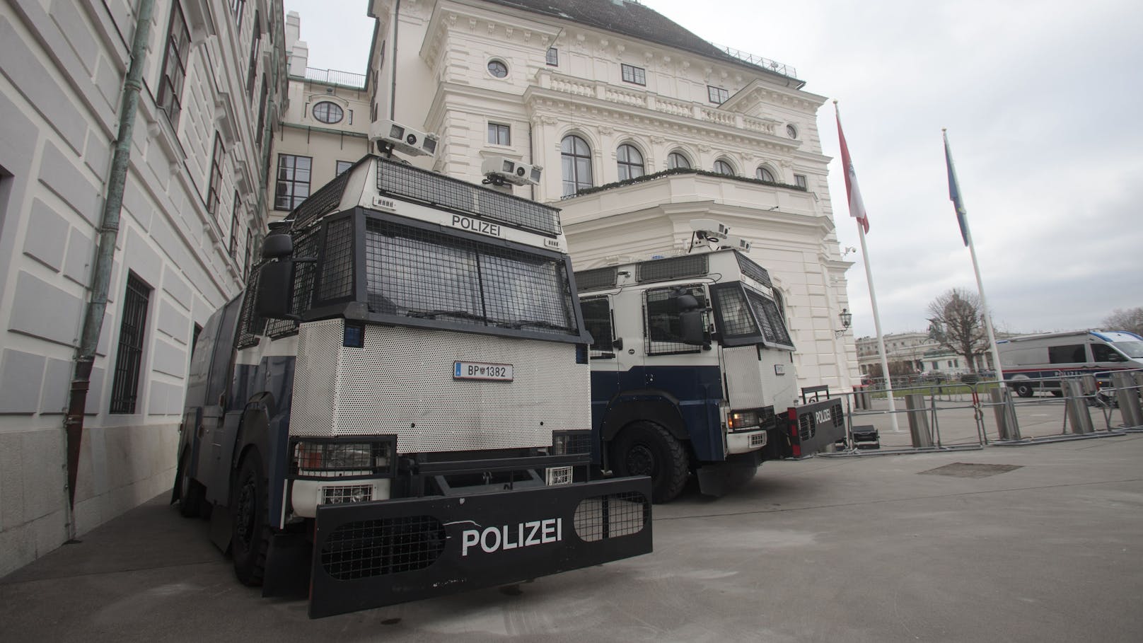 Polizei-Wasserwerfer vor der Präsidentschaftskanzlei am 30. November 2024 anlässlich der Demonstration "Fairdenken: Für unser Österreich - Nein zur Zuckerl-Koalition!!!" am Heldenplatz.